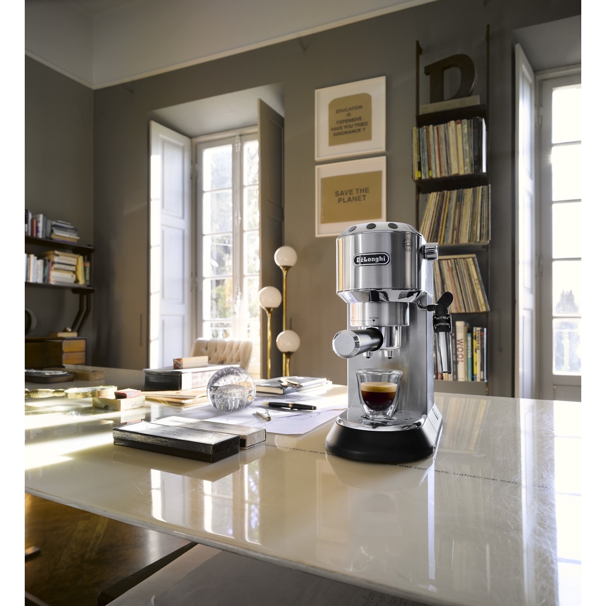 Cafetera espresso manual de bomba De´Longhi Dedica EC685.M con sistema cappuccino Plata-11