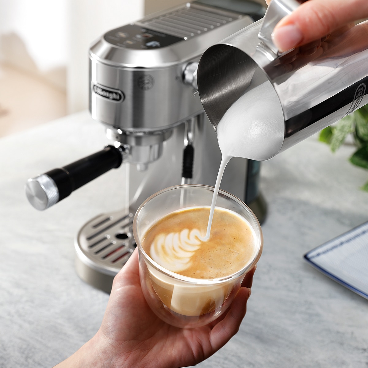Cafetera espresso manual de bomba De´Longhi Dedica Duo EC890.M con vaporizador My latte art Plata-5