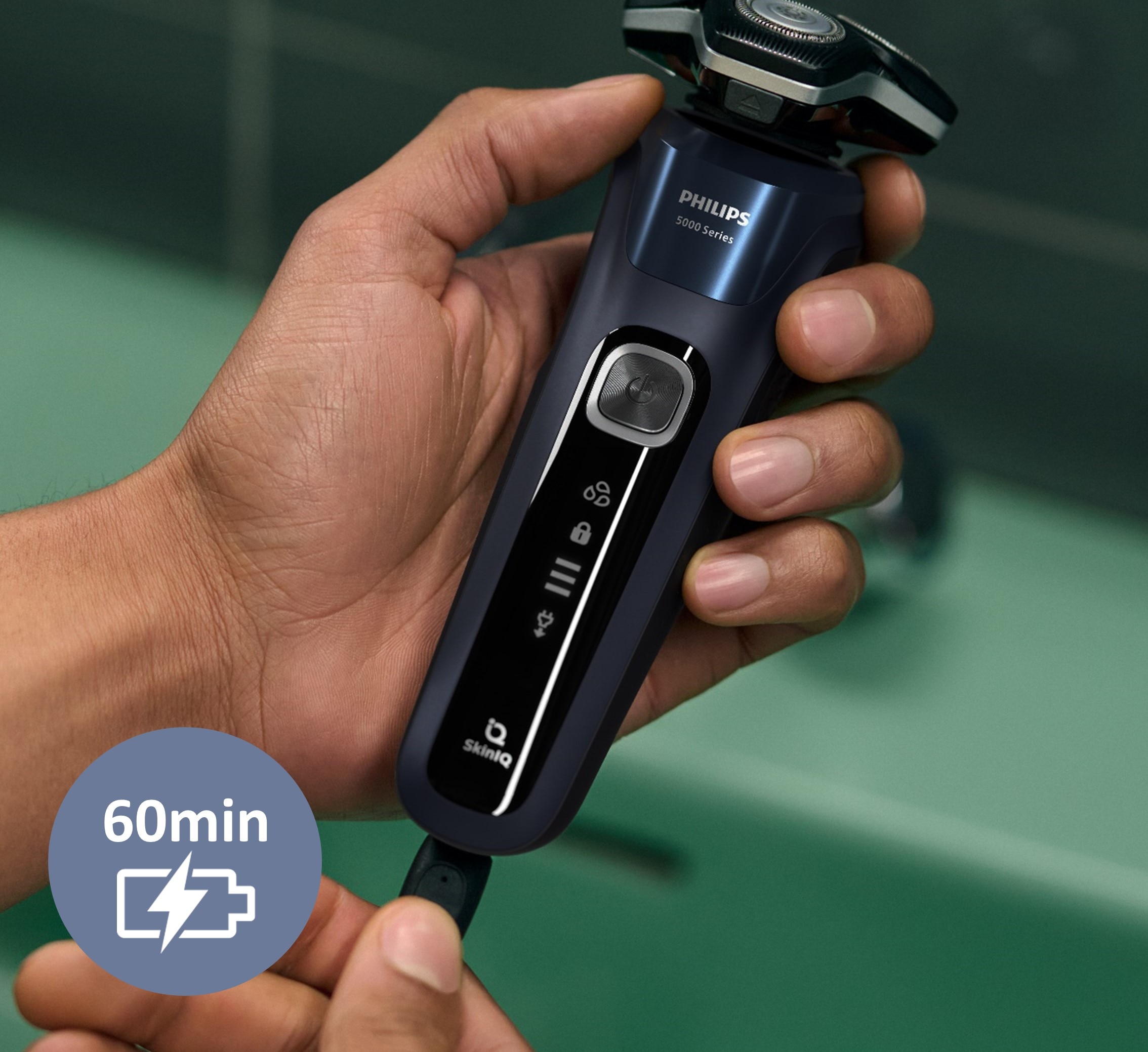 Afeitadora eléctrica Philips Serie 5000, máquina de afeitar hombre en seco y mojado, con soporte de carga 9