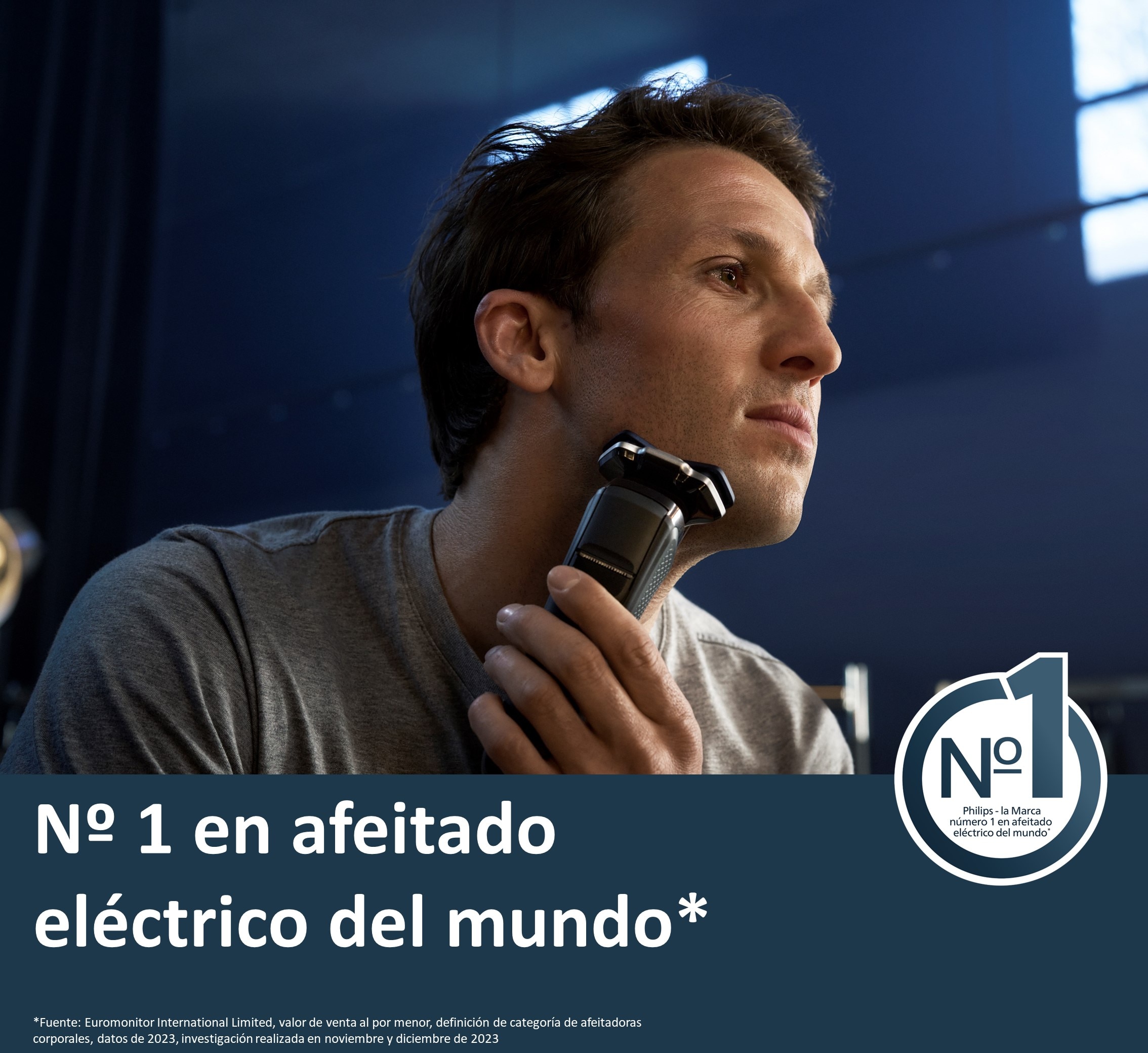 Afeitadora eléctrica Philips Serie 7000, máquina de afeitar hombre en seco y mojado, soporte de carga y funda 2