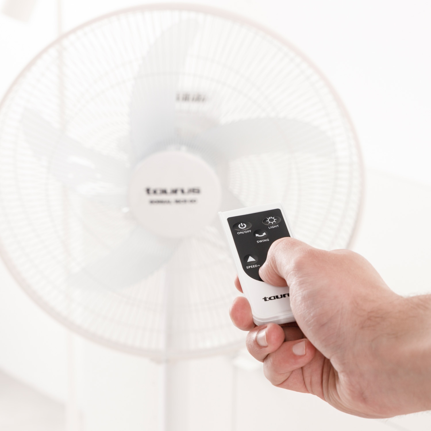 Ventilador de pie Taurus Boreal con o sin cable Blancos-5