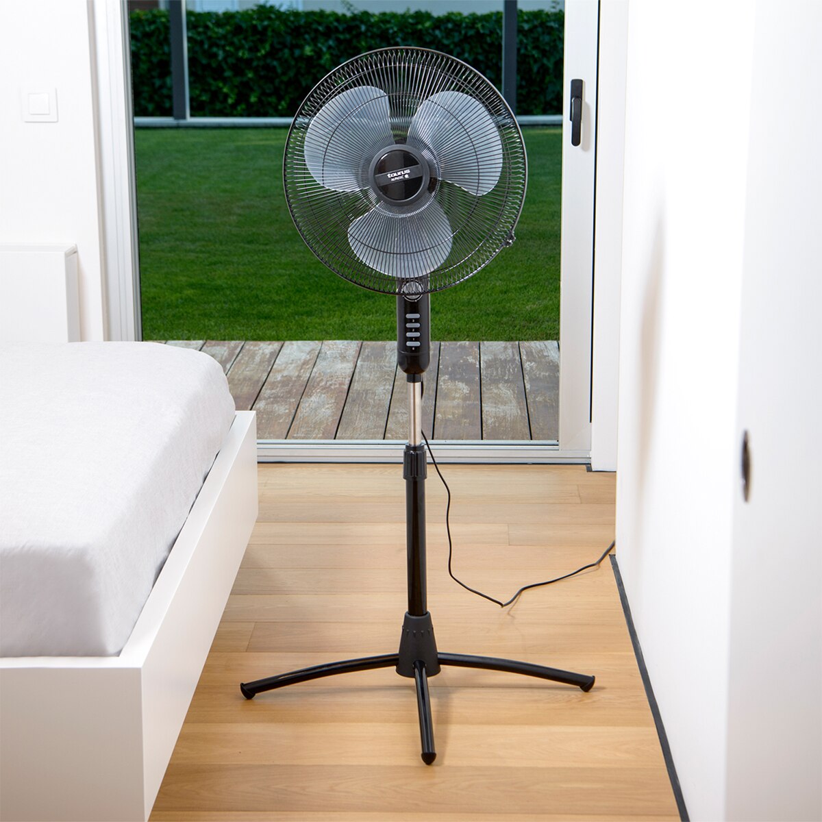 Ventilador de pie Taurus Bergen 16C con 3 aspas Negro-3
