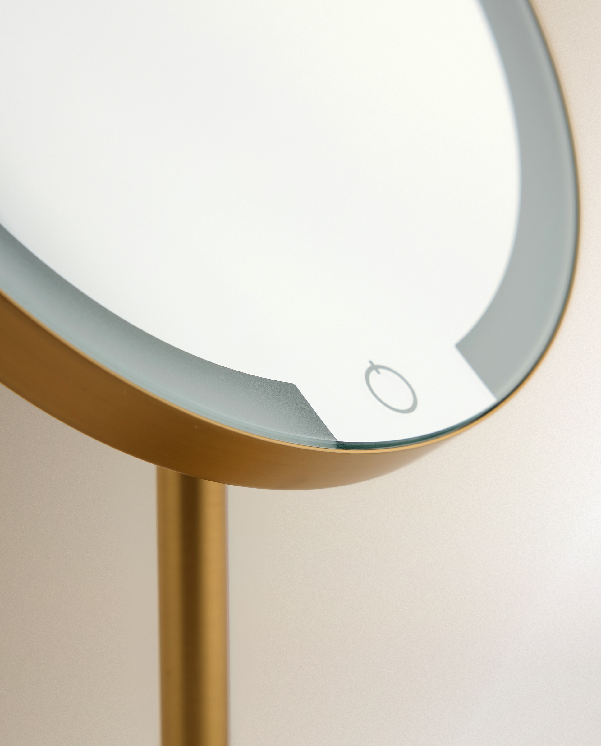 Espelho Cosmético de Mesa com Aumento x7 e Luz LED Seda Dourado mate-3