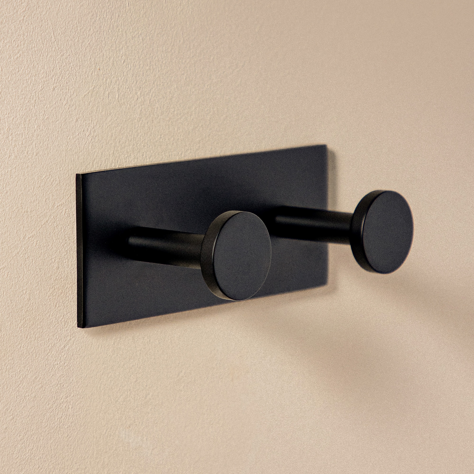 Imagen 0 de Percha de baño doble Stick Cosmic Negro mate