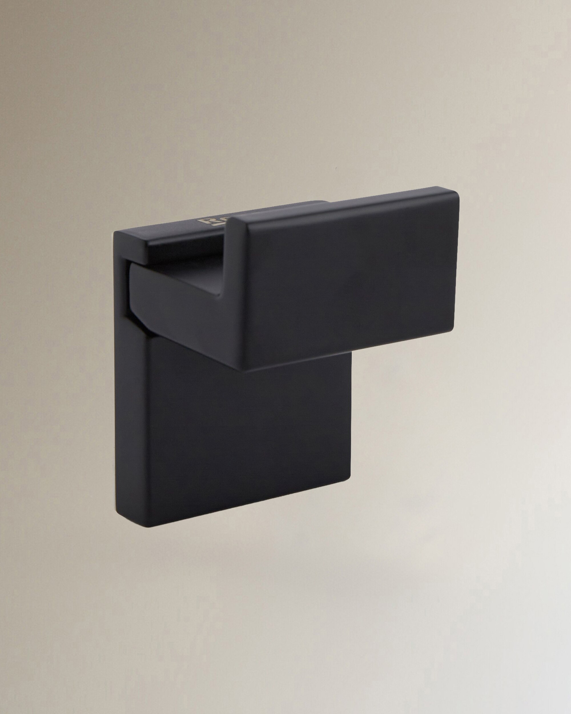 Colección de accesorios de baño en negro Rubik Roca 2