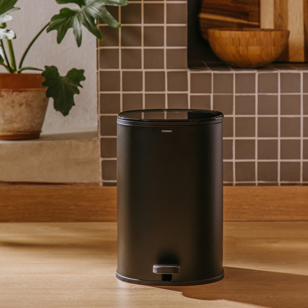 Imagen 3 de Papelera de baño redonda 5L Essentials Cosmic - Negro mate Negro mate