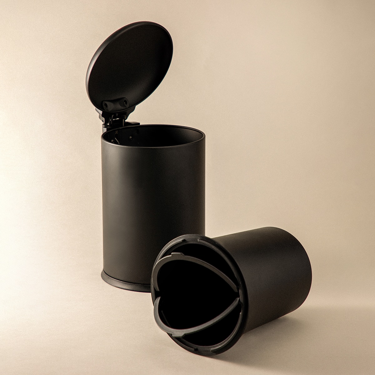 Imagen 4 de Papelera de baño Essential Cosmic - Negro mate 3 litros Negro mate
