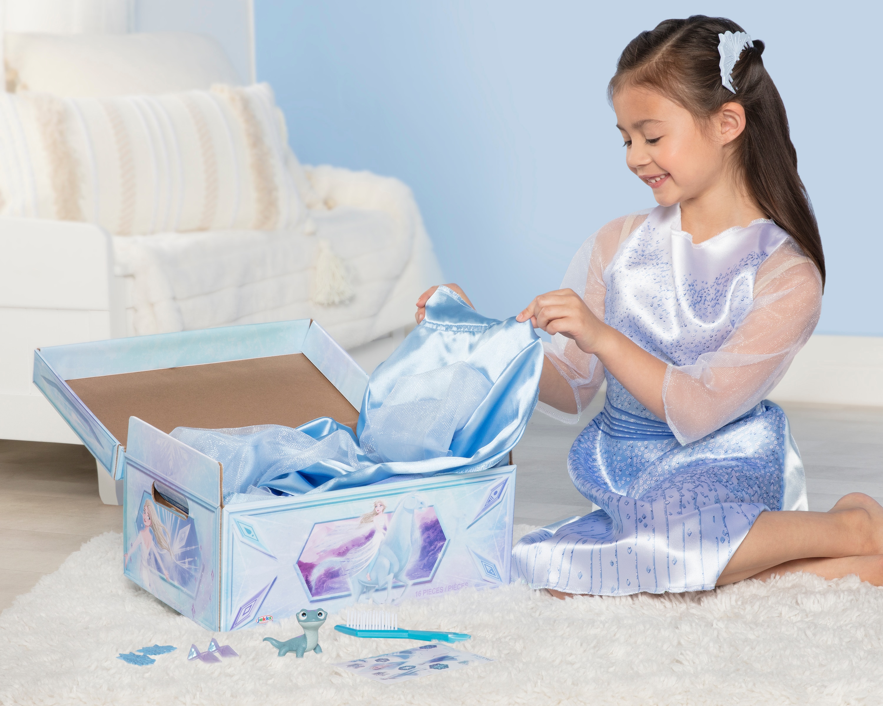 Baúl Deluxe Elsa con 3 disfraces diferentes y 14 accesorios Frozen Jakks Pacific 4