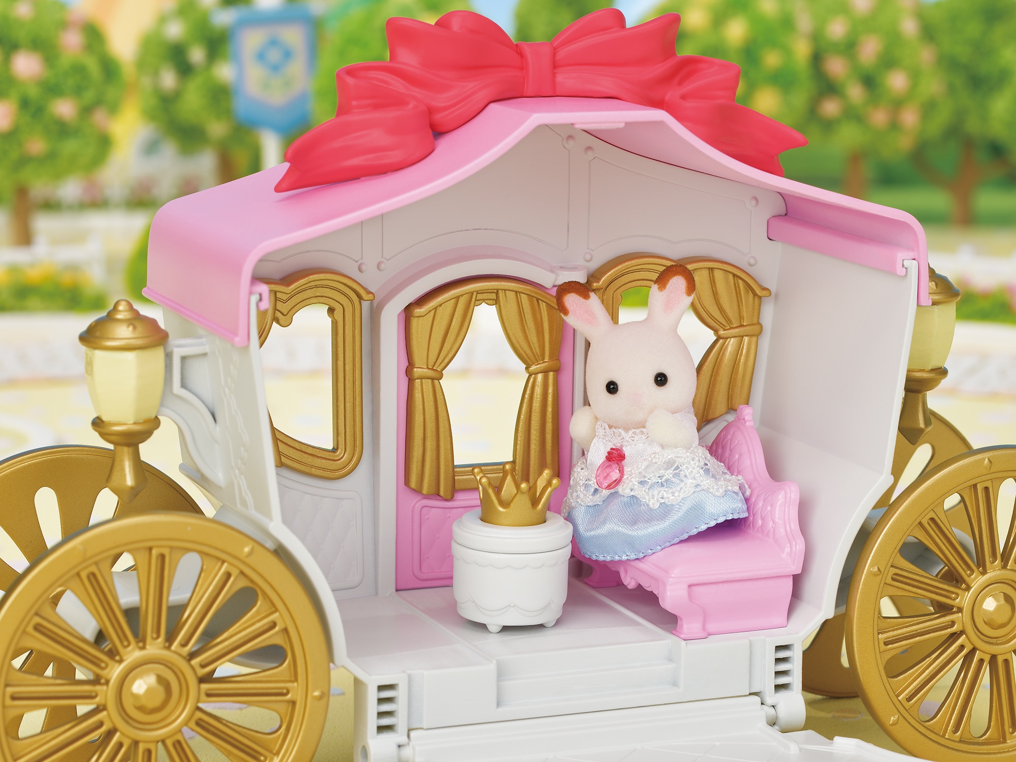 Sylvanian Families - La Carroza De Crème, Carruaje De Princesa Transformable Con Figura De Bebé Conejo De Chocolate