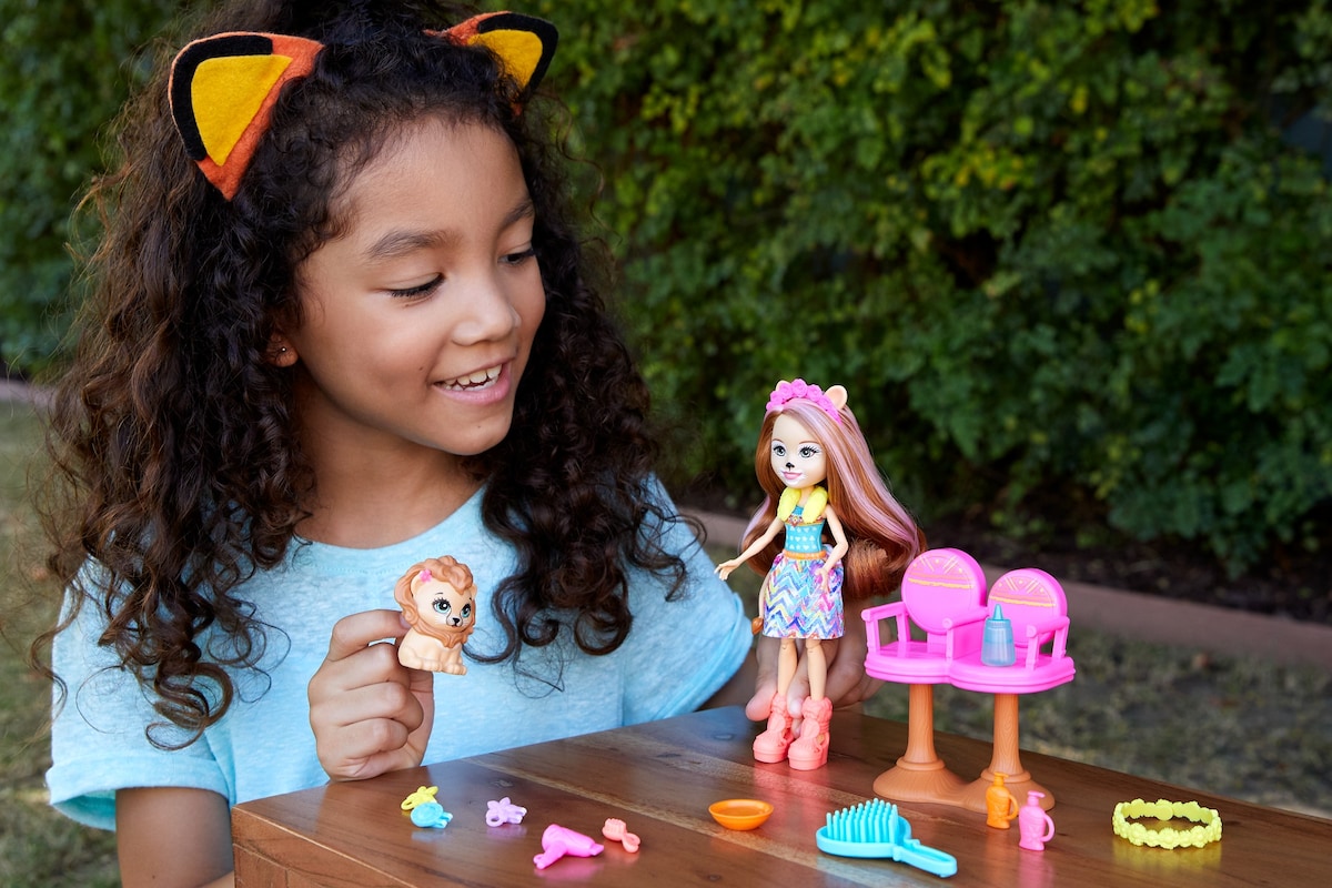 Muñeca con set de juego incluye mascota y accesorios de juguete modelos surtidos Enchantimals 9