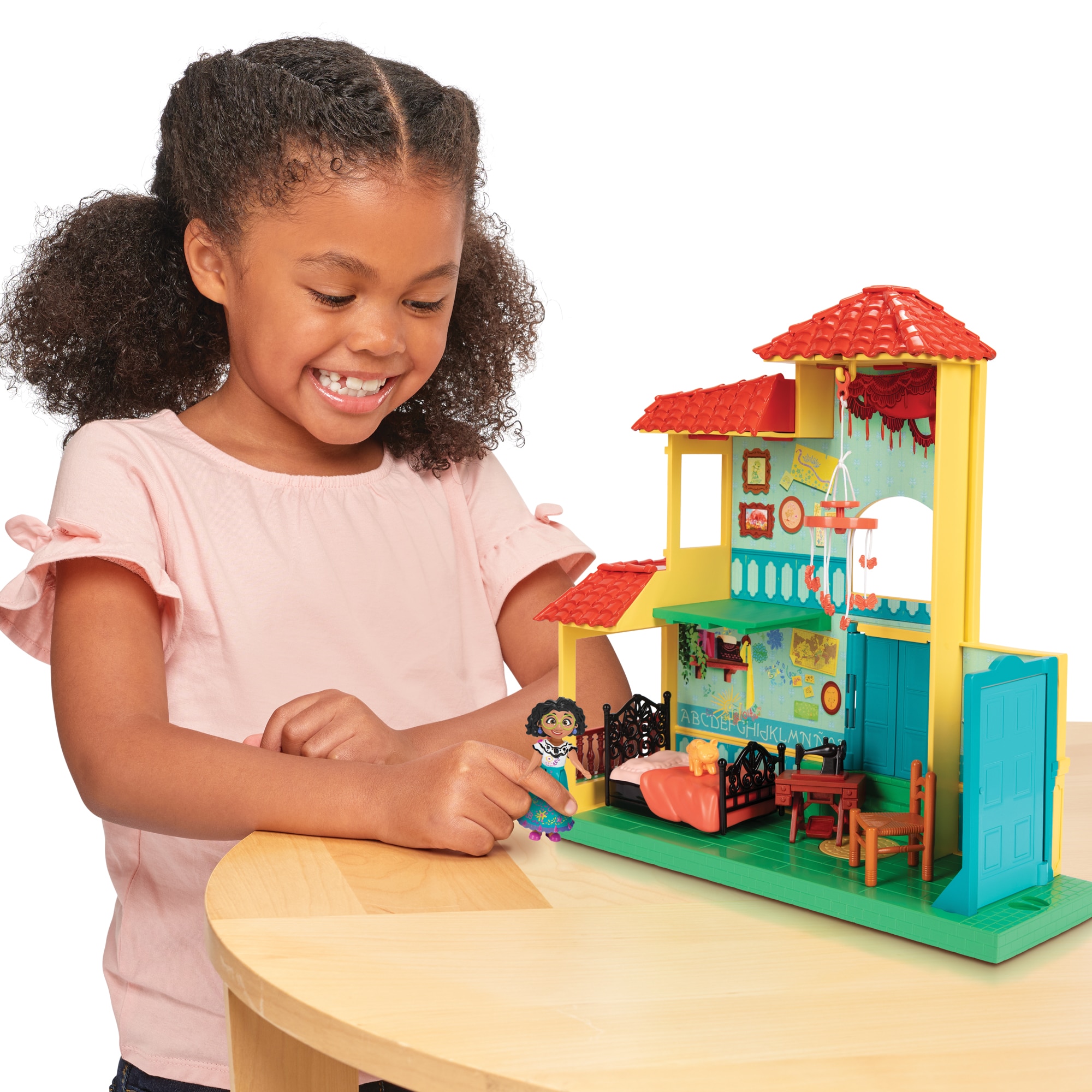 Encanto. Playset habitación mágica de Maribel 5
