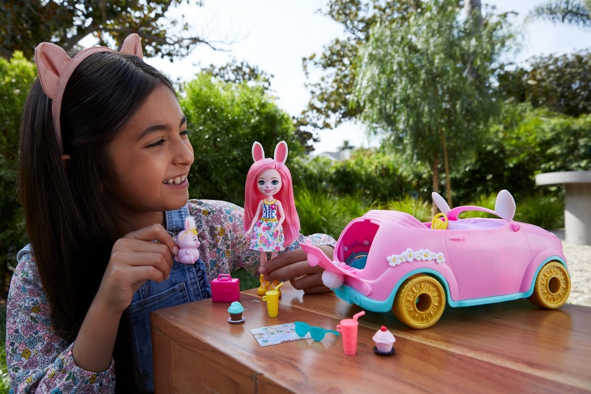 Bunnymóvil Bree Bunny y su coche rosa descapotable muñeca, mascota conejito y accesorios Enchantimals 4