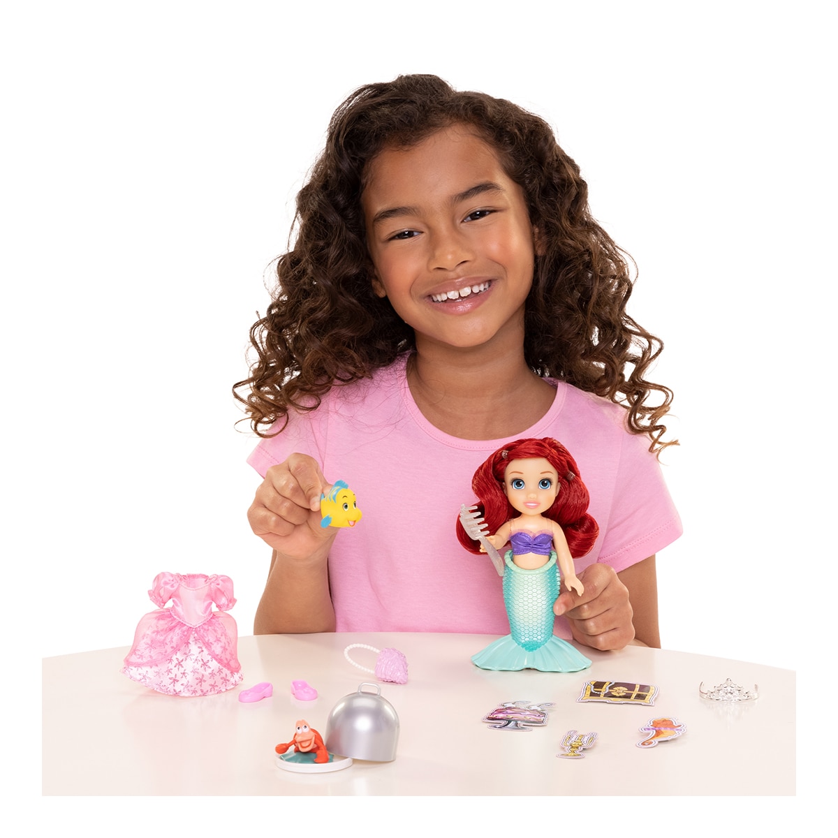 Muñeca Ariel de 15?cm con 2 conjuntos y accesorios para jugar, incluye a Flounder Princesas Disney 6