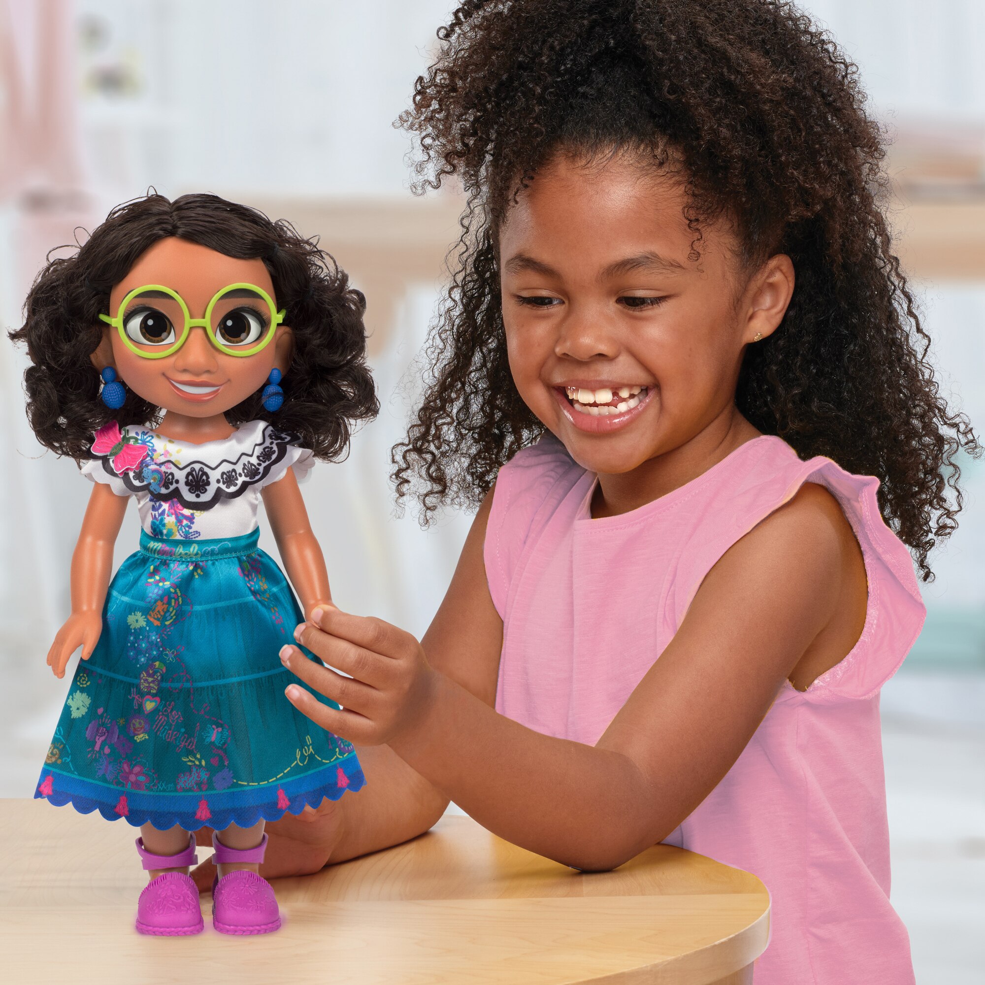 Muñeca Mirabel Madrigal grande con su característico vestido de la película Encanto Disney 4