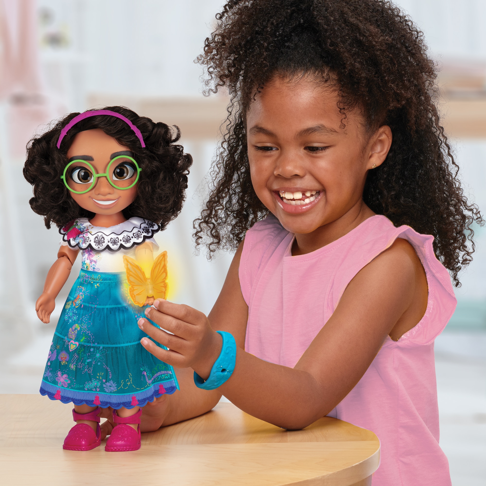 Muñeca Mirabel Madrigal cantarina con accesorios Encanto Disney 4