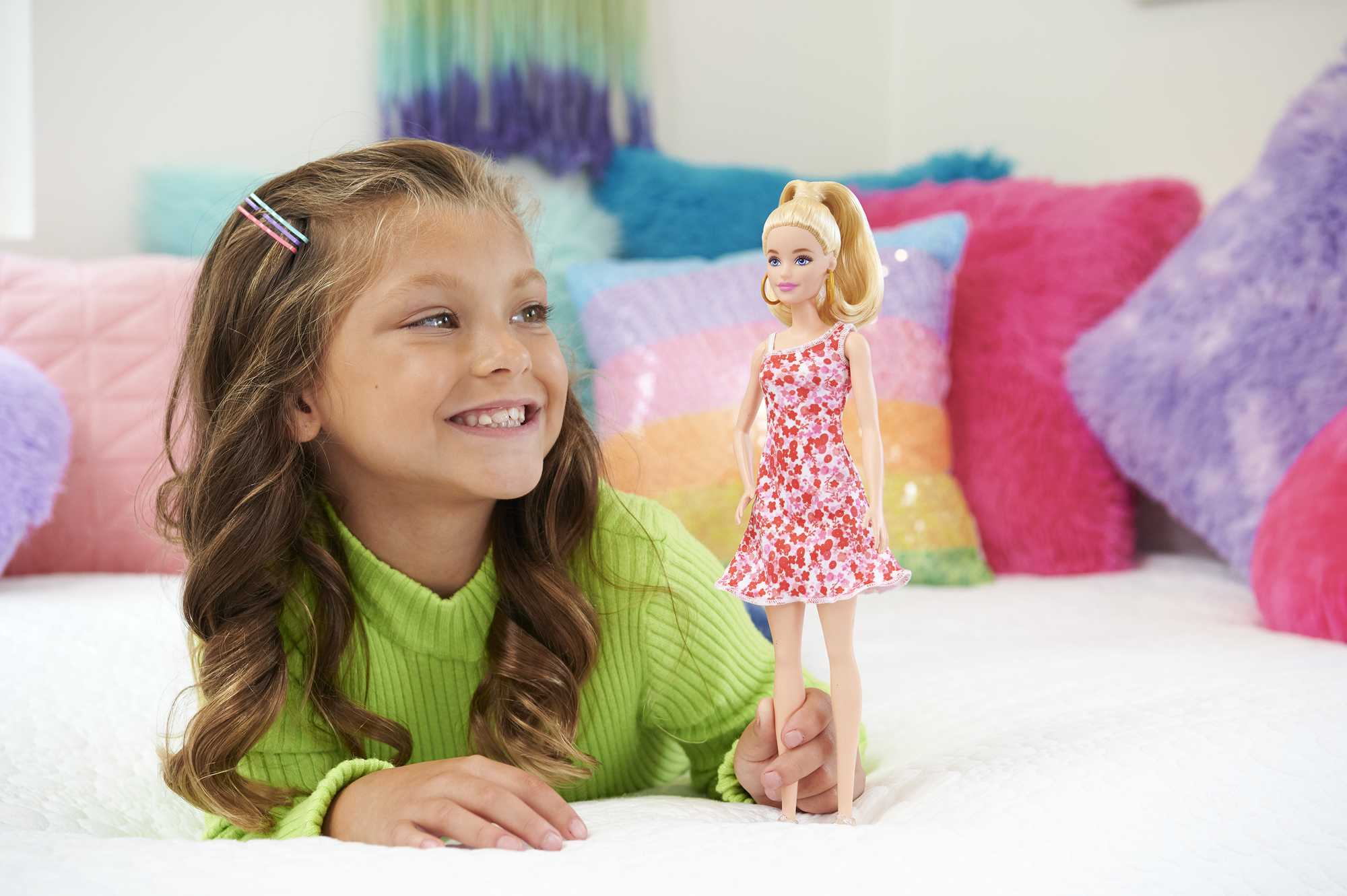 Muñeca rubia con vestido rosa flores Fashionista modelos surtidos Barbie 2