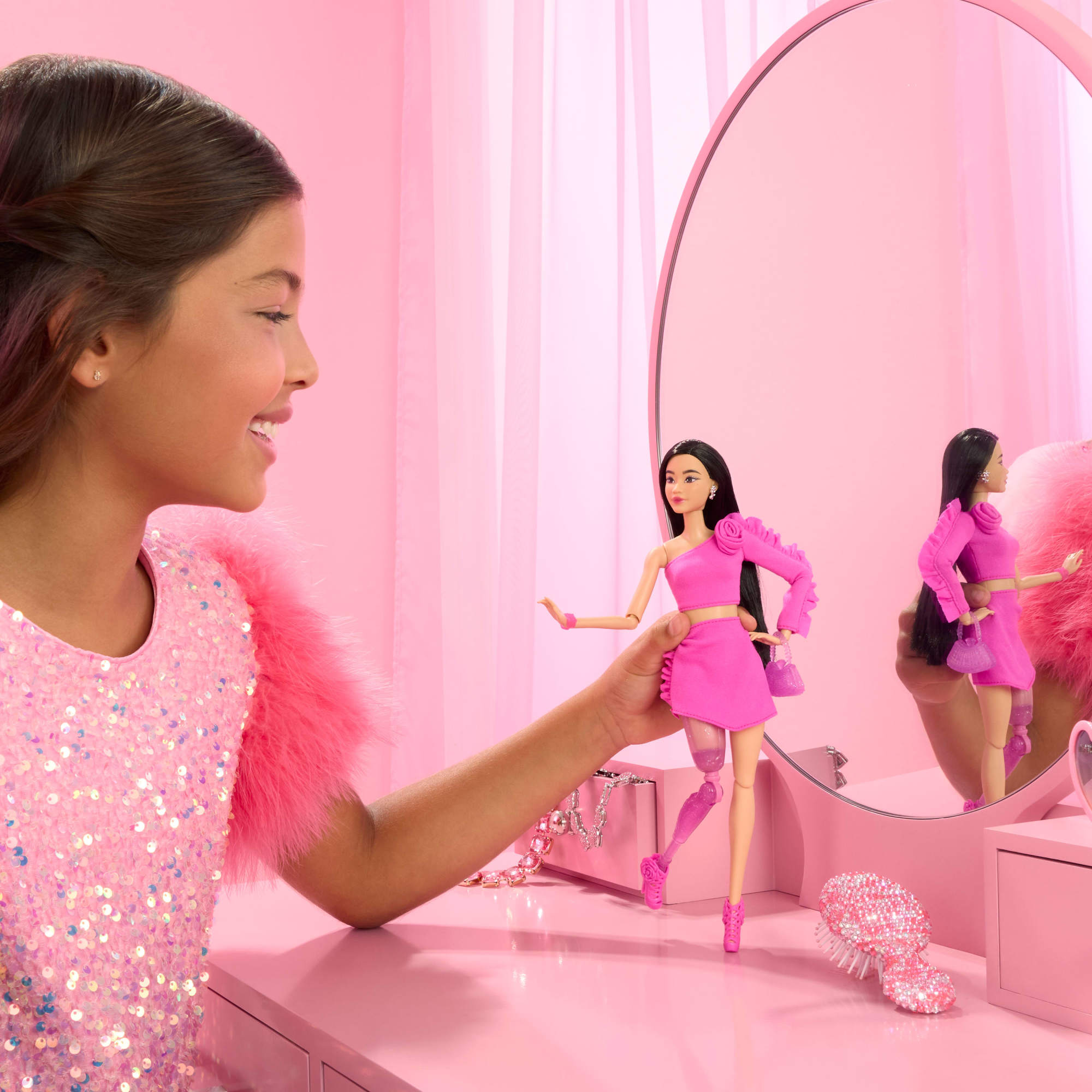Muñeca Barbie Deluxe Style con Pelo Negro, Pierna protésica 2