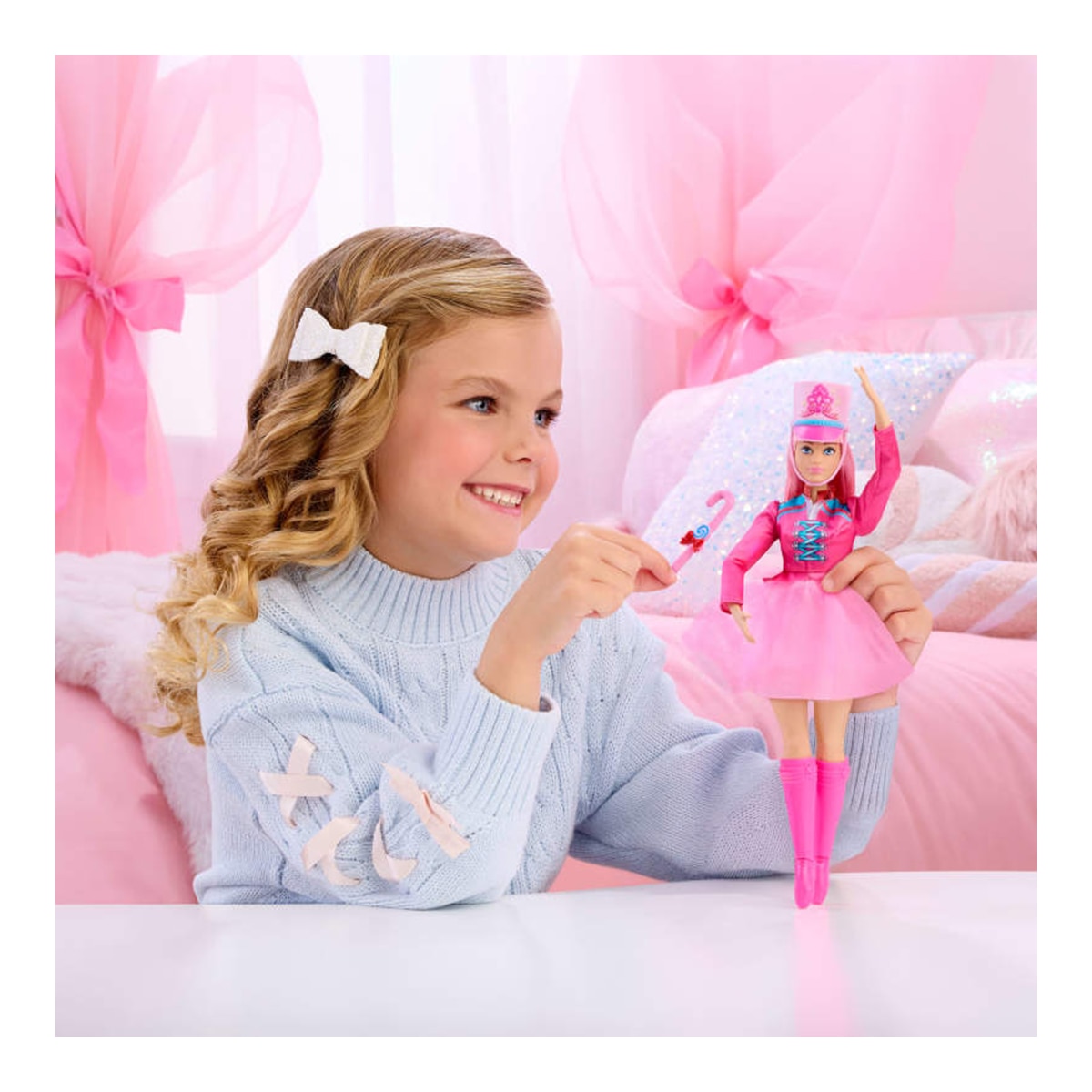 Barbie Cascanueces Daisy bailarina con vestido rosa, sombrero, tobillos articulados y bastón de caramelo 2