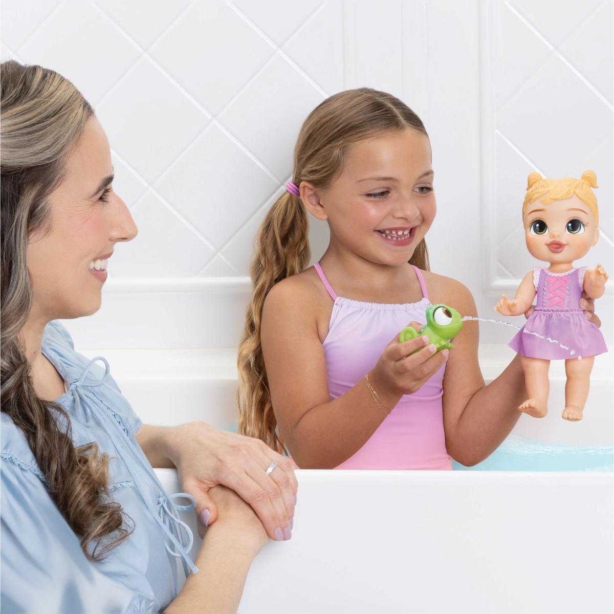 Imagen 6 de Muñeca Bebé Rapunzel con accesorios de baño incluidos Princesas Disney Moose