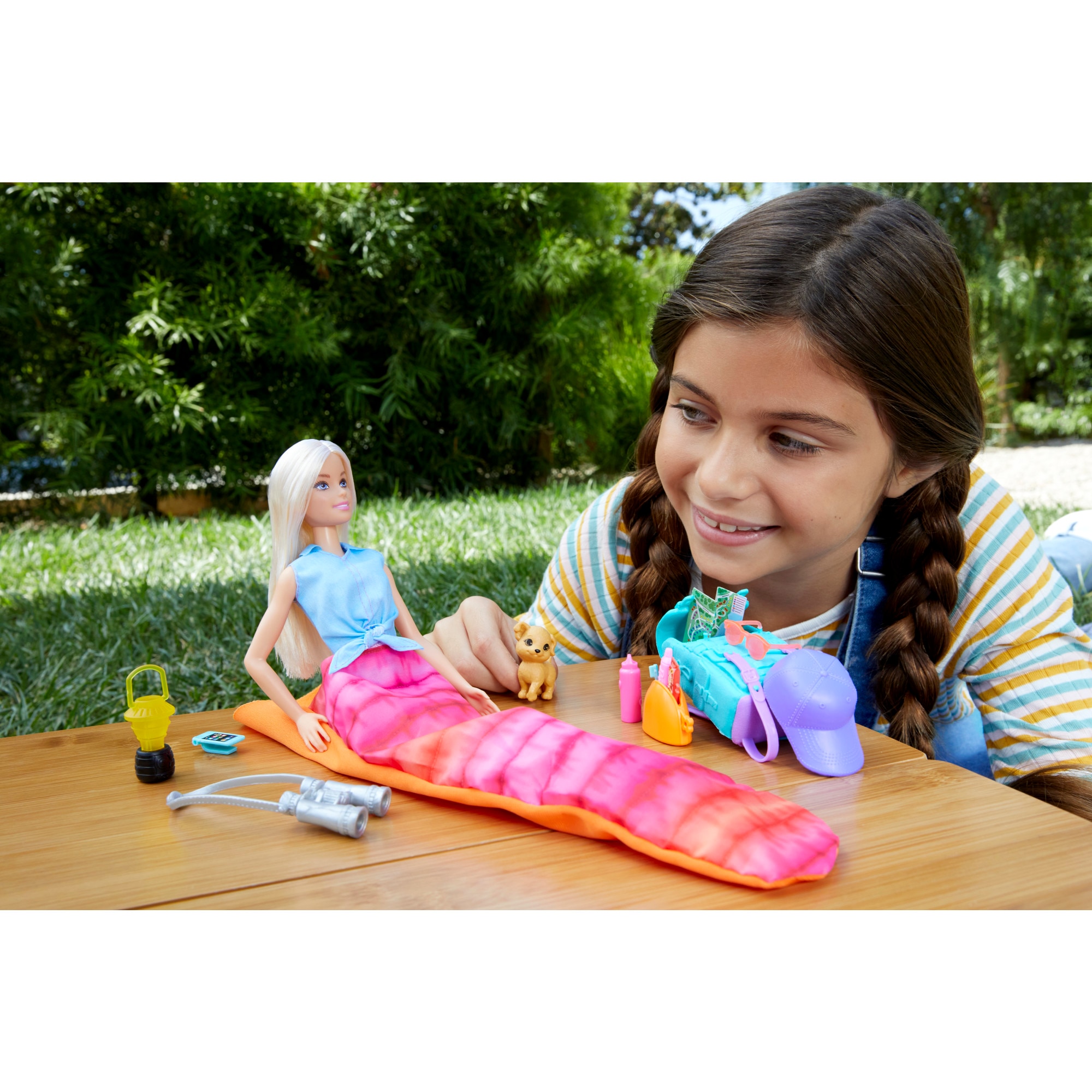 Muñeca con mochila, saco de dormir y accesorios Surtido de camping BARBIE 2
