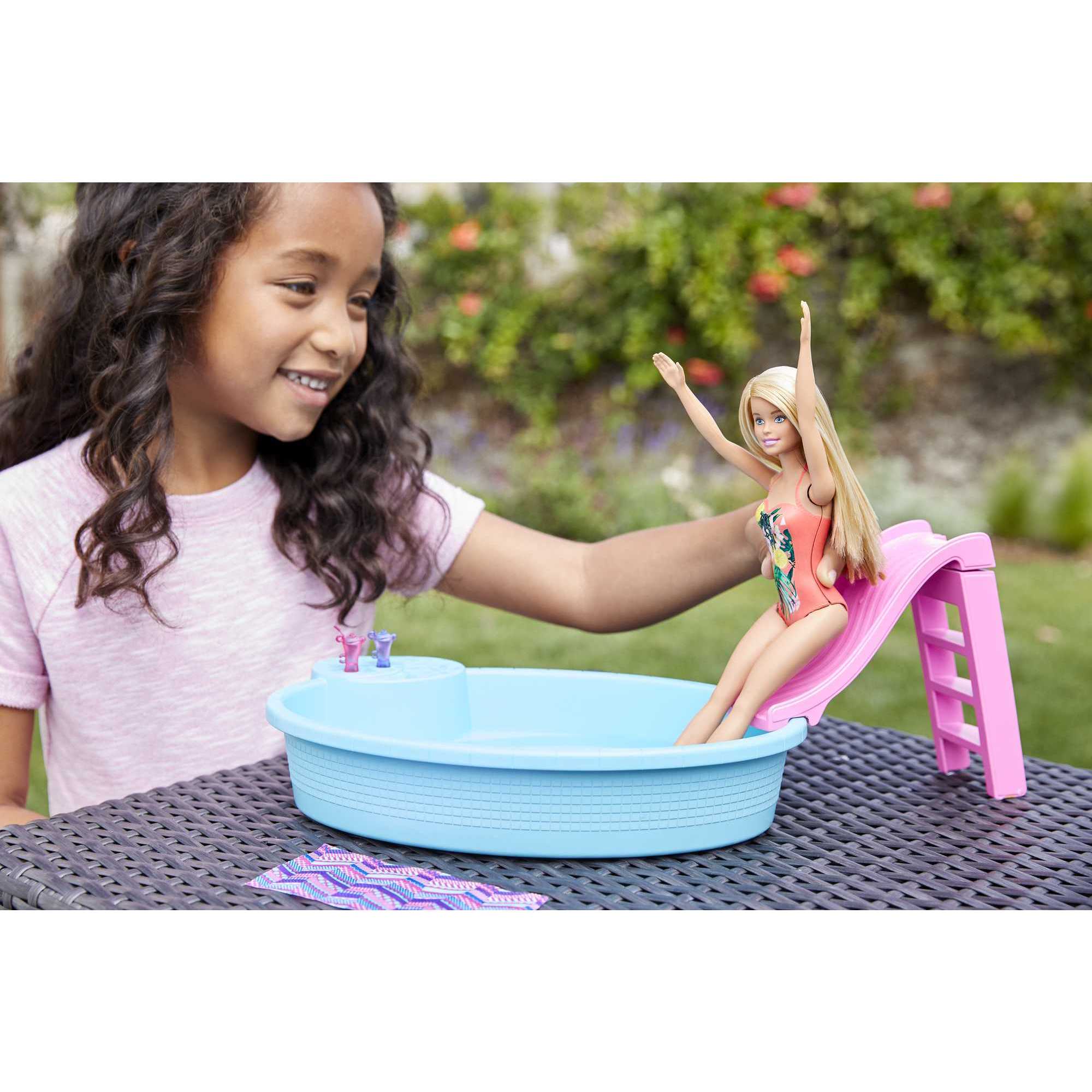Barbie muñeca rubia de 30 cm con piscina, tobogán y accesorios 2