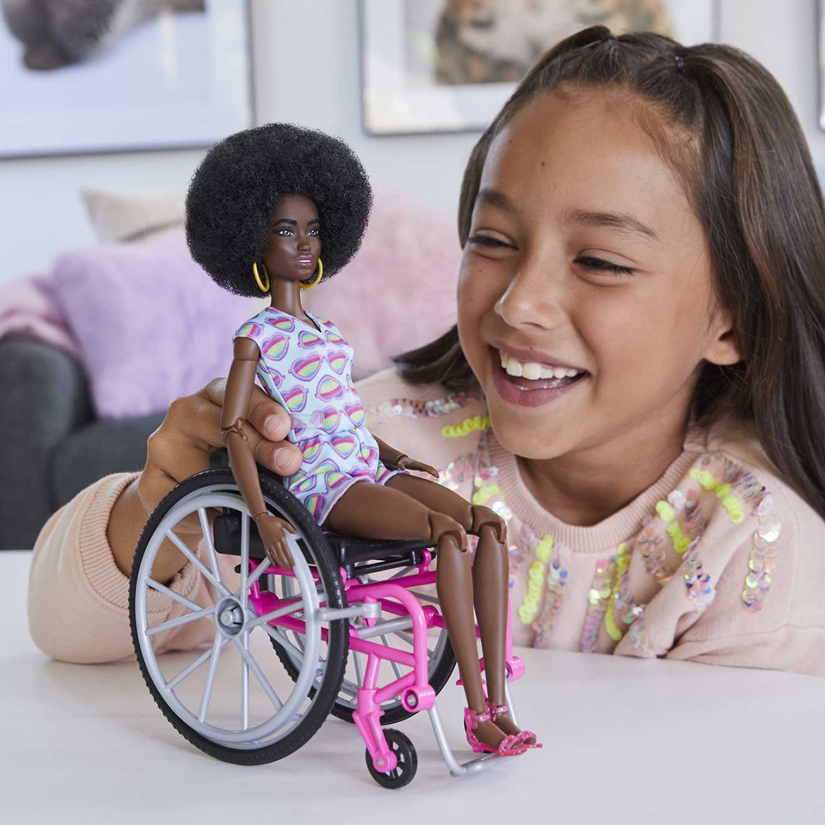 Barbie Fashionista Muñeca morena con silla de ruedas 7