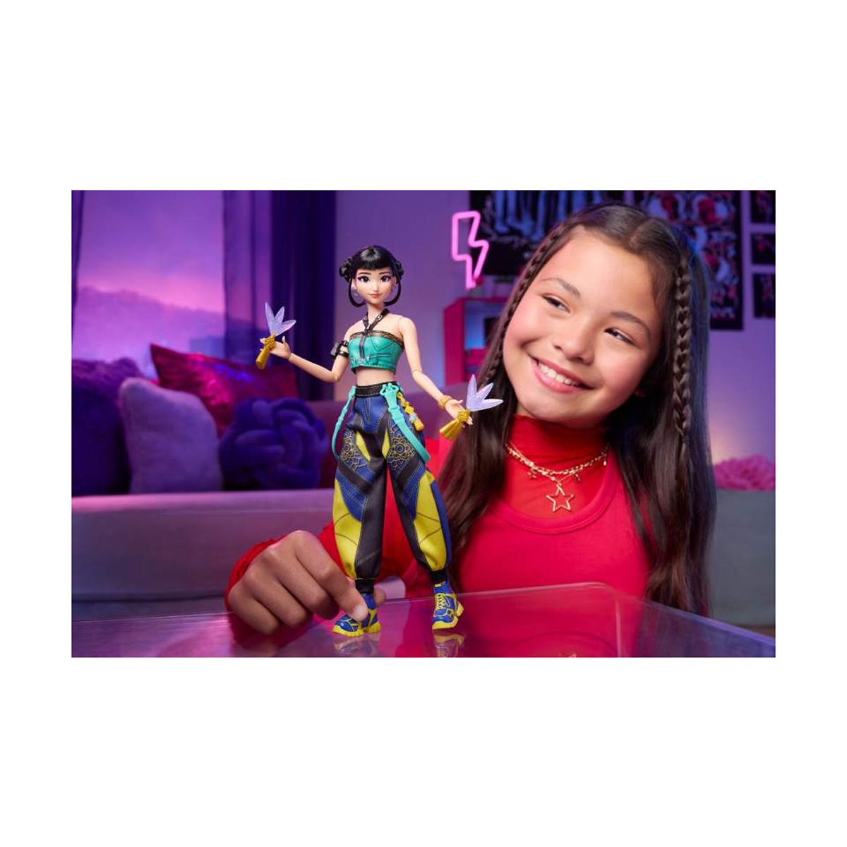 Muñeca K-Pop Zoey How It's Done HUNTR/X con conjunto de actuación y accesorio de cuchillas espirituales Mattel 3