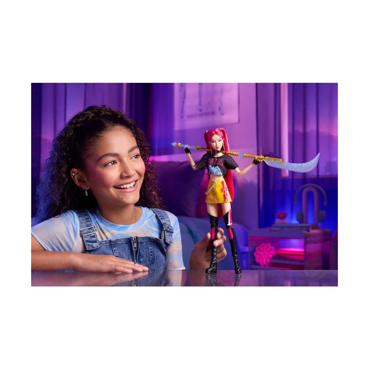 Muñeca K-Pop Mira How It's Done HUNTR/X con conjunto de actuación y accesorio de espada Mattel 3