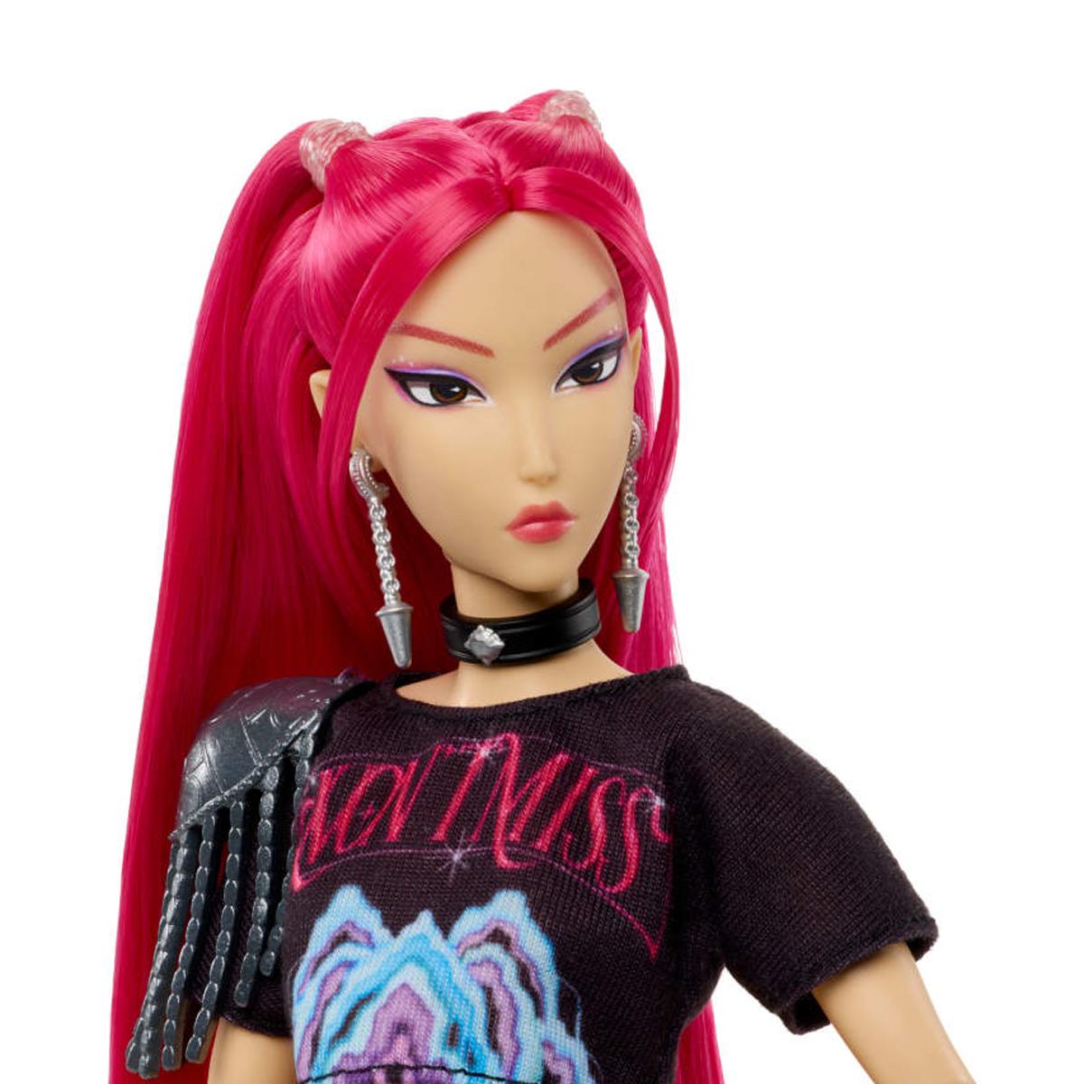 Muñeca K-Pop Mira How It's Done HUNTR/X con conjunto de actuación y accesorio de espada Mattel 4
