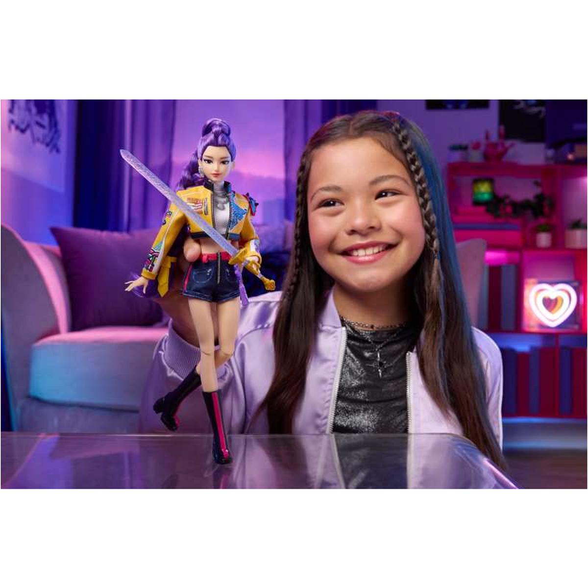 Imagen 2 de Muñeca Rumi HUNTR/X con el conjunto de la actuación "How It's Done" y accesorio de espada Mattel