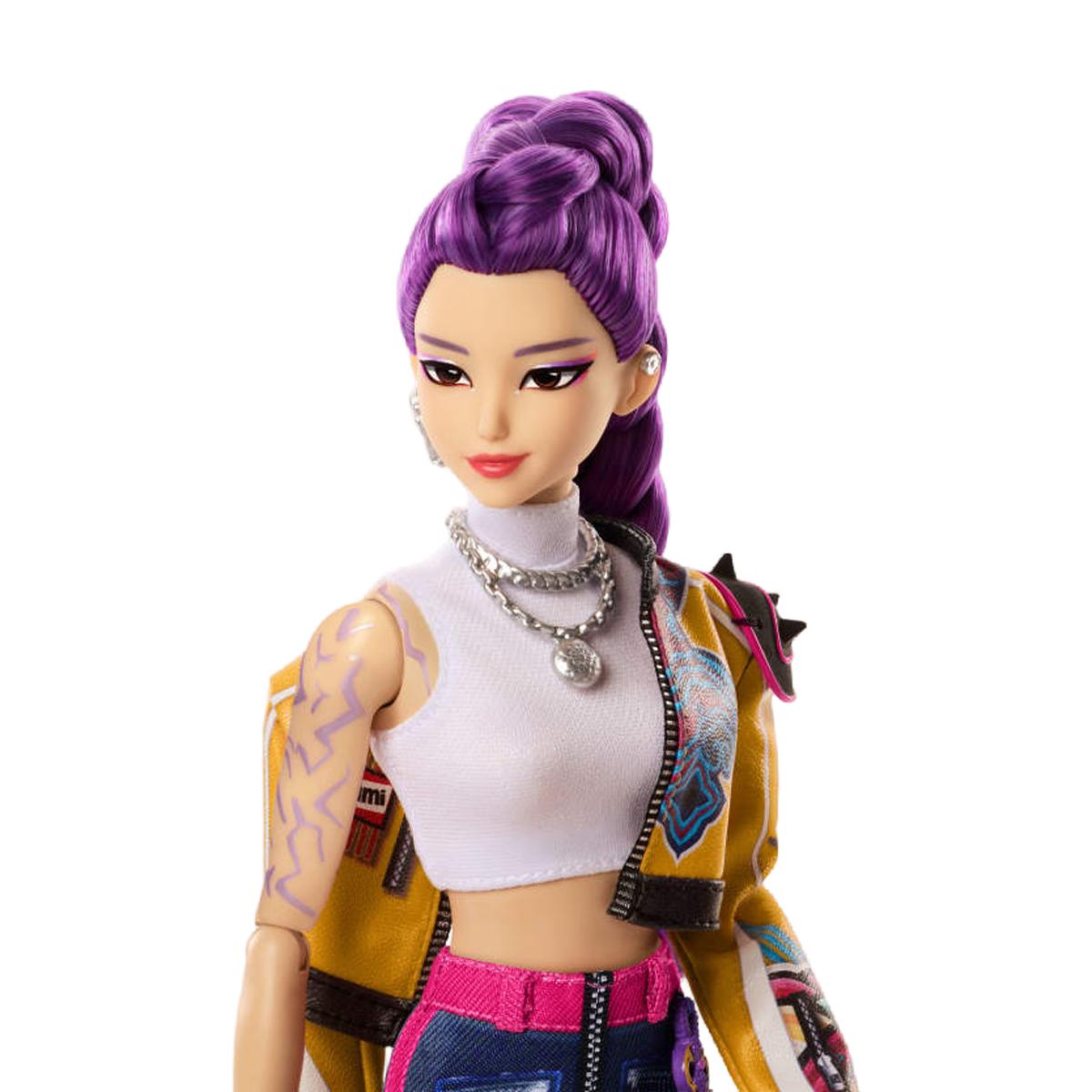 Imagen 3 de Muñeca Rumi HUNTR/X con el conjunto de la actuación "How It's Done" y accesorio de espada Mattel