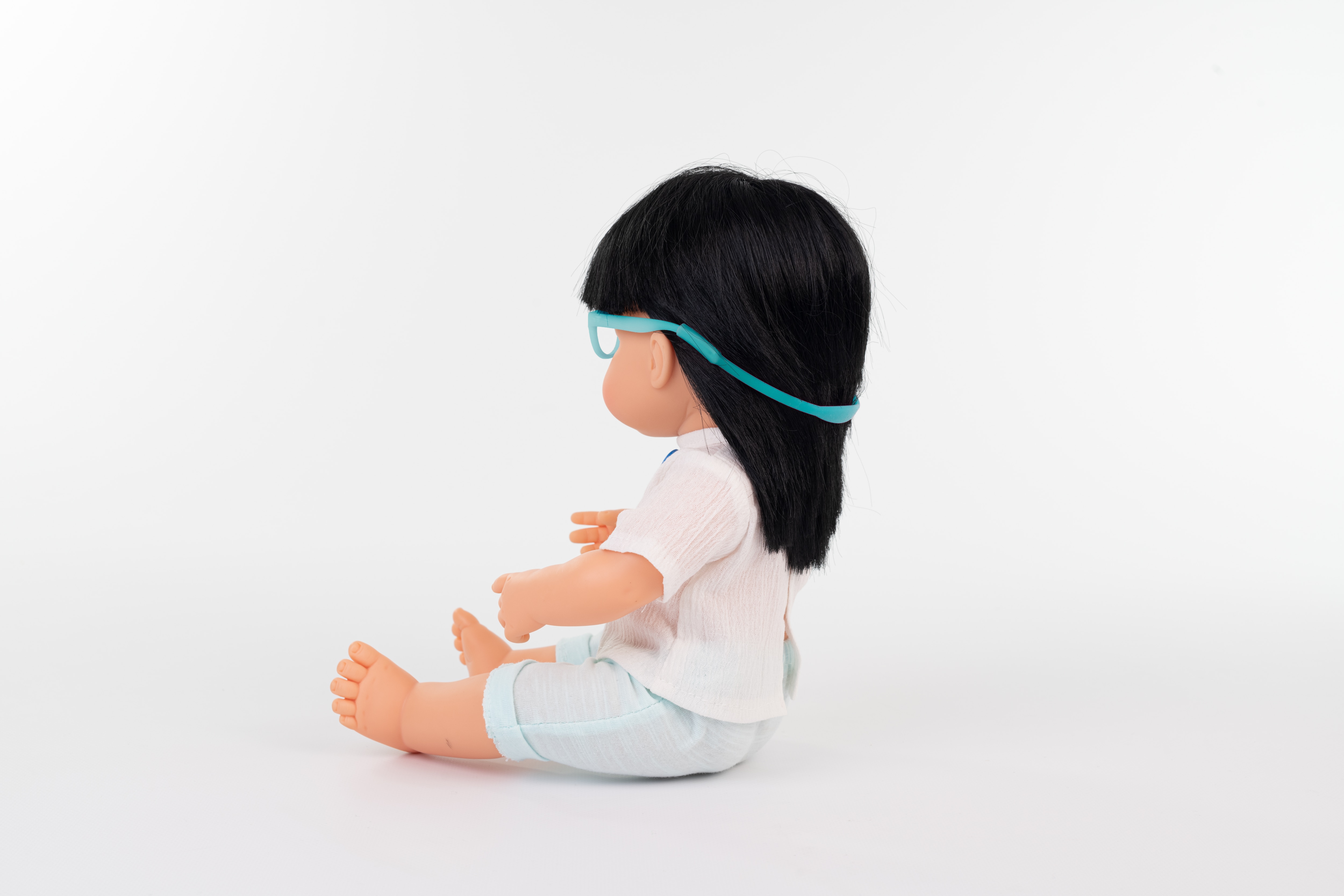 Muñeca bebé asiática con gafas Miniland 2