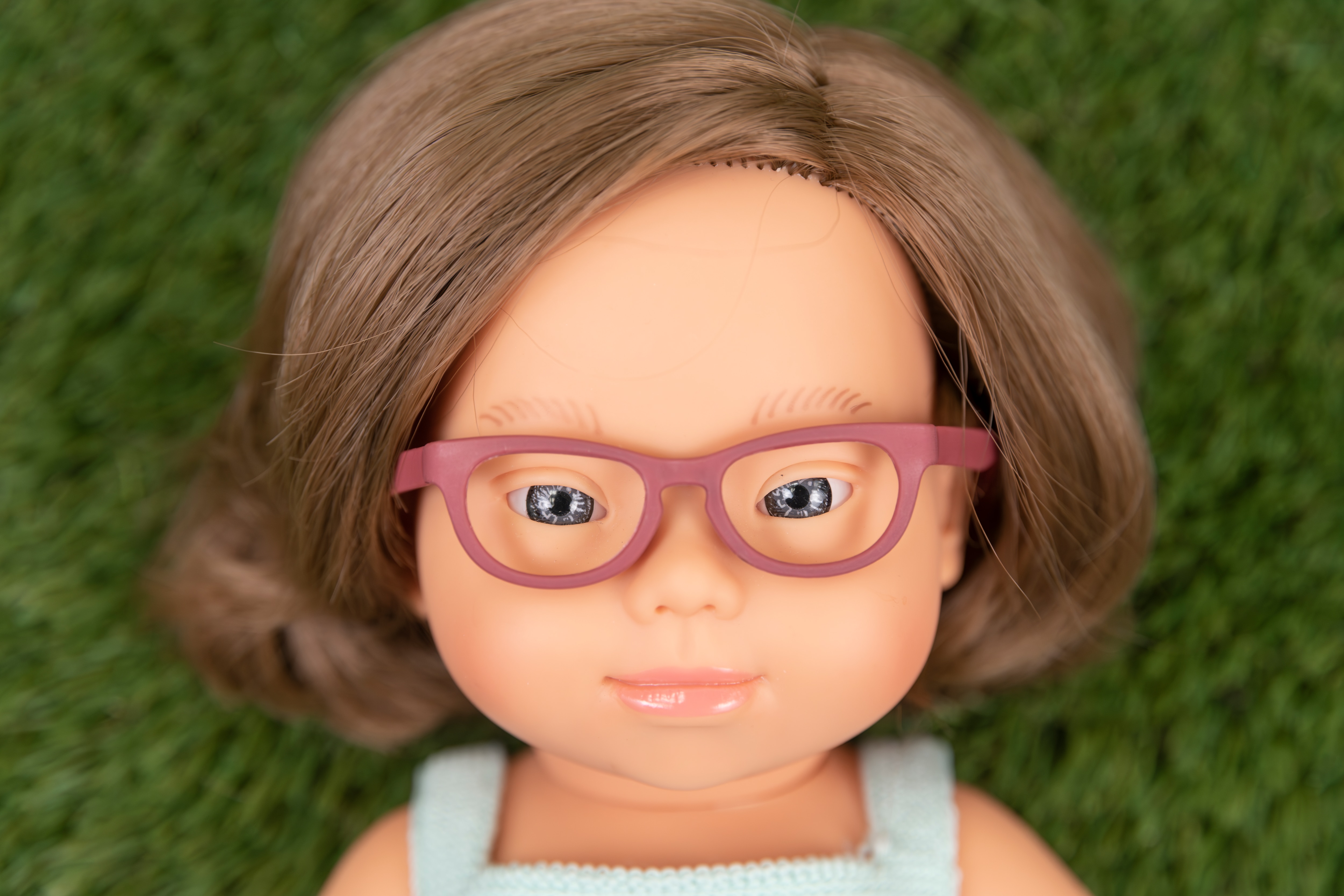 Muñeca caucásica con Síndrome de Down Miniland 2
