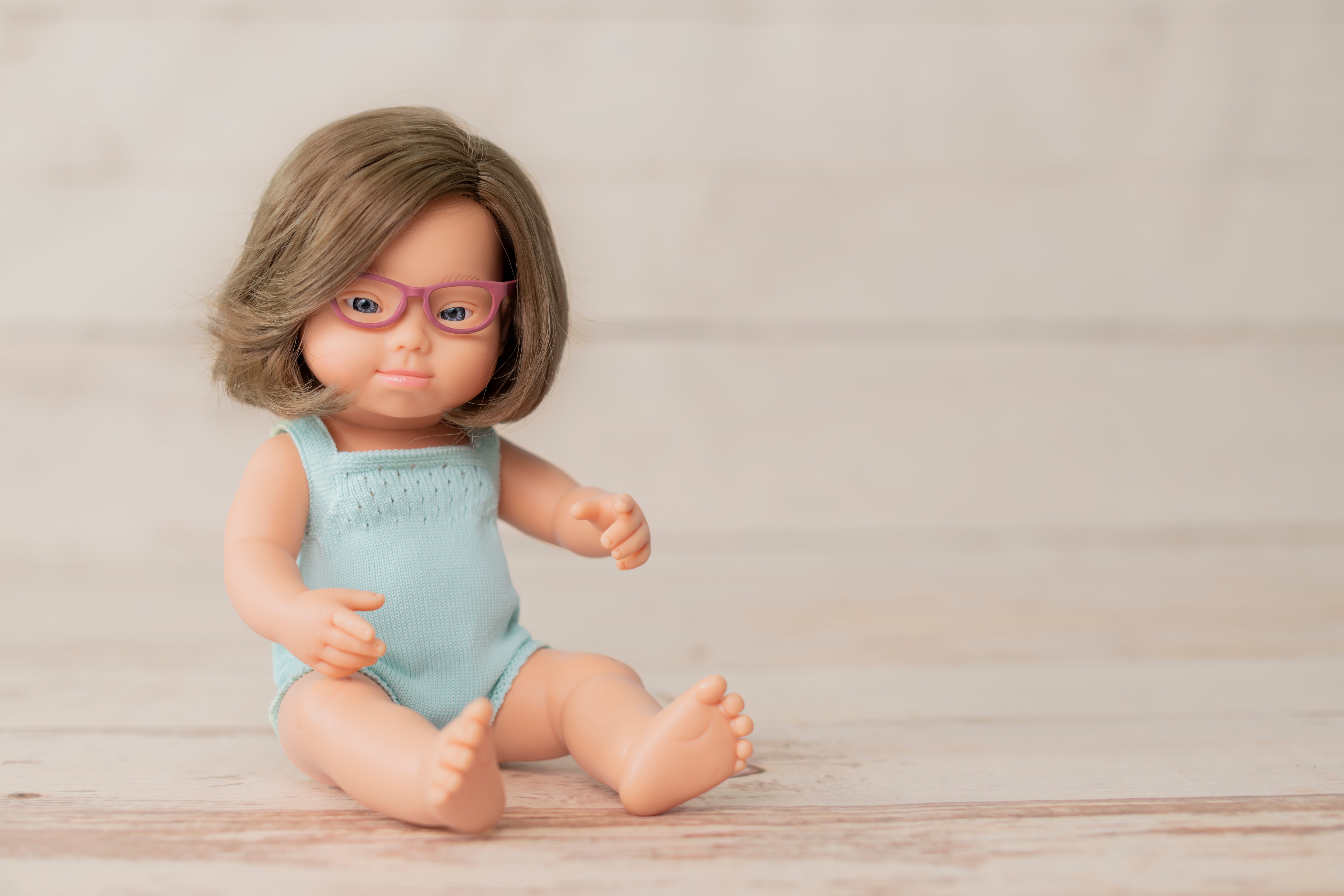 Muñeca caucásica con Síndrome de Down Miniland 5