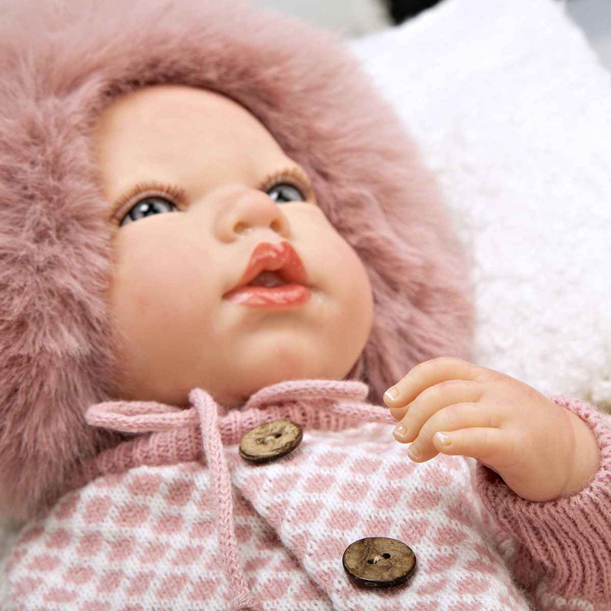 Bebé Reborn 40 cm Manuela rosa con bolso y cojín 8