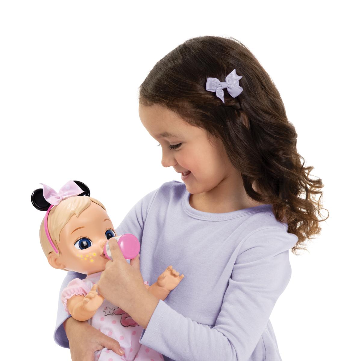 Muñeca Bebé Minnie con funciones interactivas y accesorios incluidos Disney 12