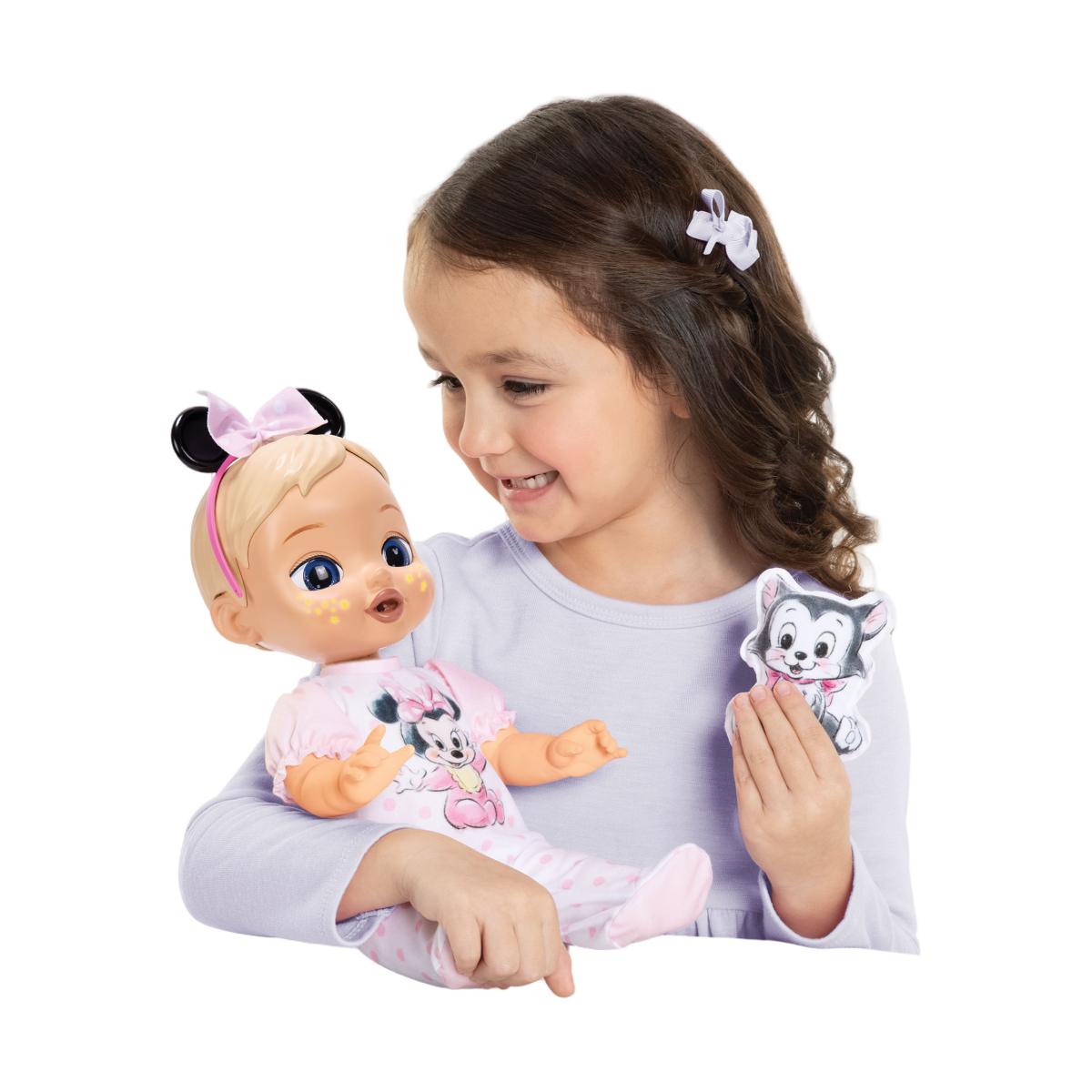 Muñeca Bebé Minnie con funciones interactivas y accesorios incluidos Disney 13