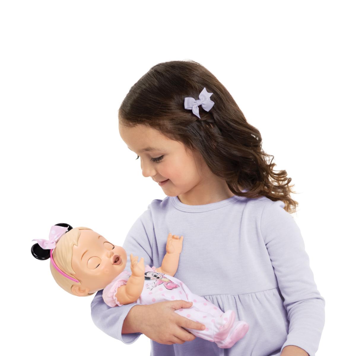 Muñeca Bebé Minnie con funciones interactivas y accesorios incluidos Disney 14