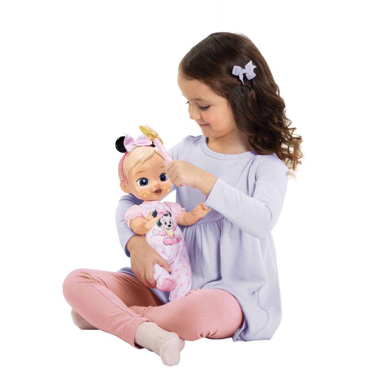 Muñeca Bebé Minnie con funciones interactivas y accesorios incluidos Disney 15