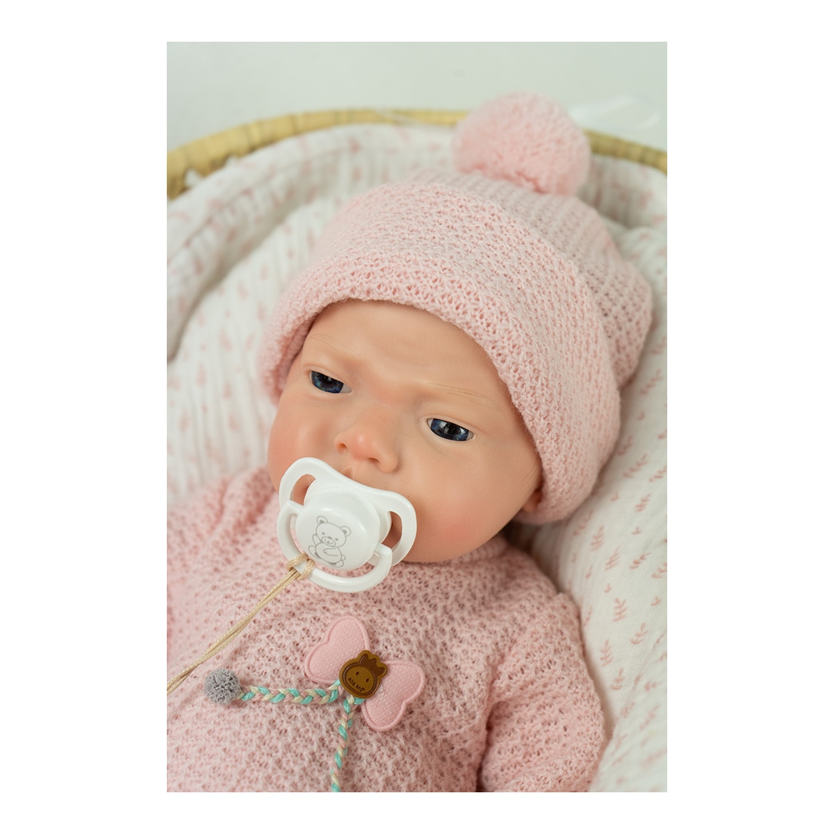 Muñeco bebés Real Reborn Silicona Niña Arlet 40 Cm con capazo mimbre, chupete, chupetero, pañal, Libro de familia y certificado de autenticidad Arias 2