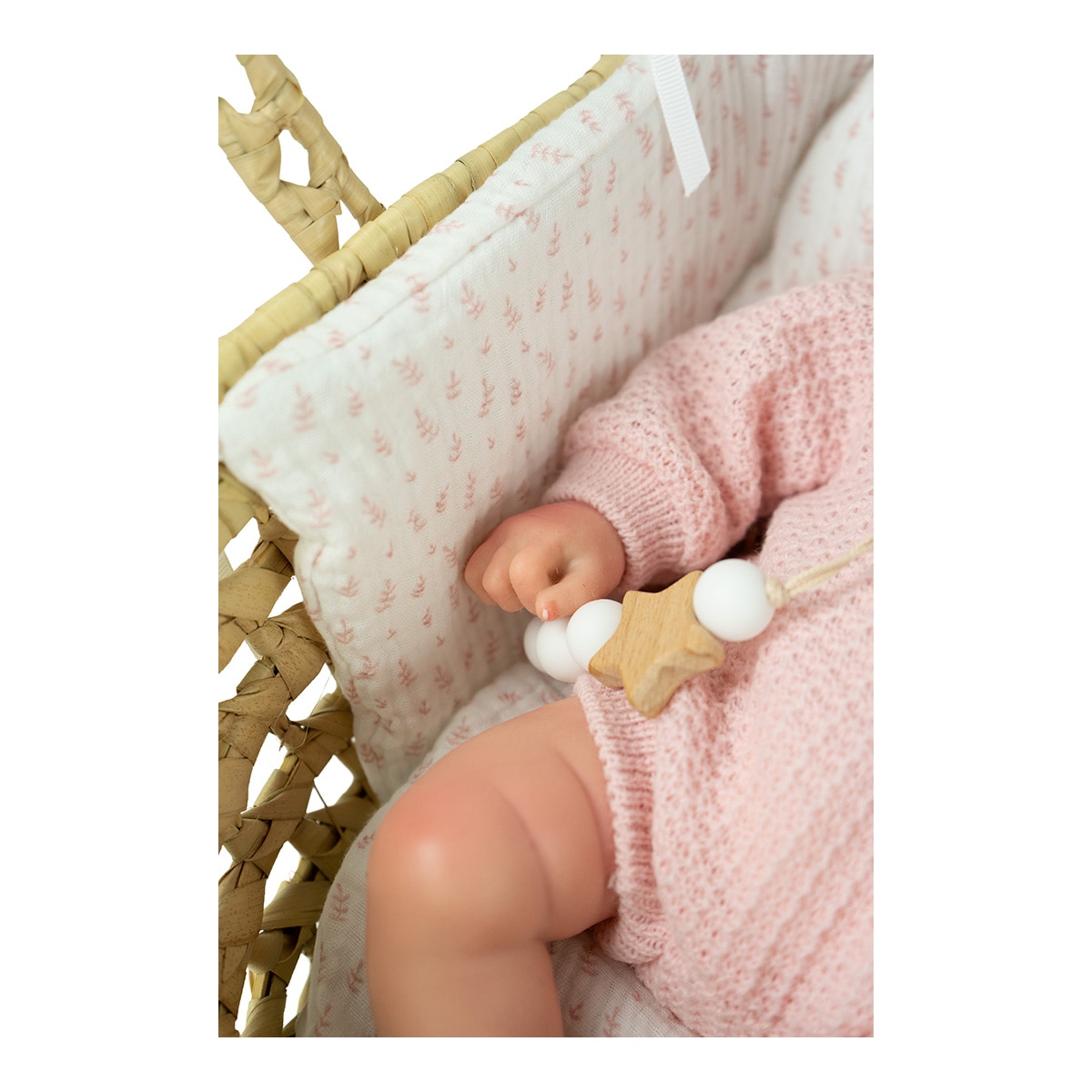 Muñeco bebés Real Reborn Silicona Niña Arlet 40 Cm con capazo mimbre, chupete, chupetero, pañal, Libro de familia y certificado de autenticidad Arias 3