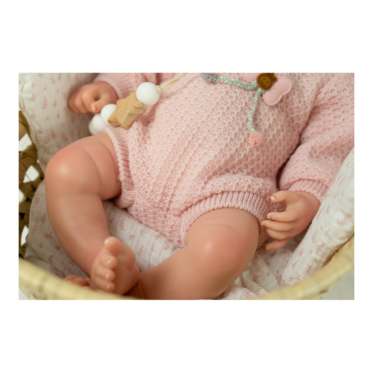Muñeco bebés Real Reborn Silicona Niña Arlet 40 Cm con capazo mimbre, chupete, chupetero, pañal, Libro de familia y certificado de autenticidad Arias 5