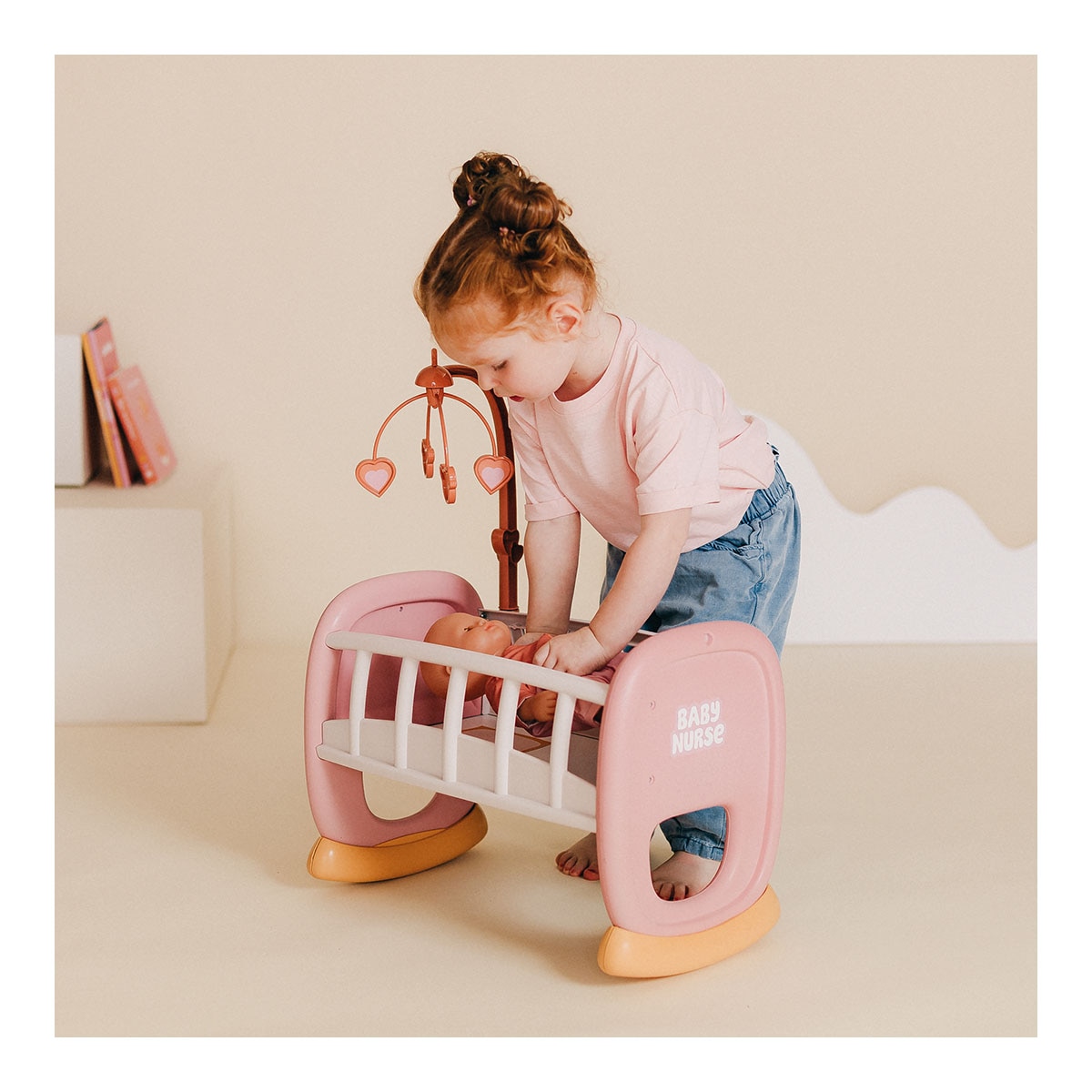 Cuna balancín Baby Nurse con un móvil de corazones y pajarillos en tonos dorados y rosa Smoby 3