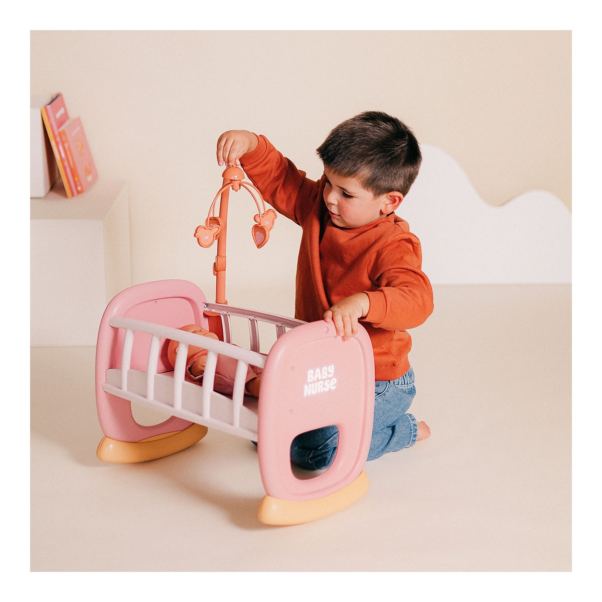 Cuna balancín Baby Nurse con un móvil de corazones y pajarillos en tonos dorados y rosa Smoby 4