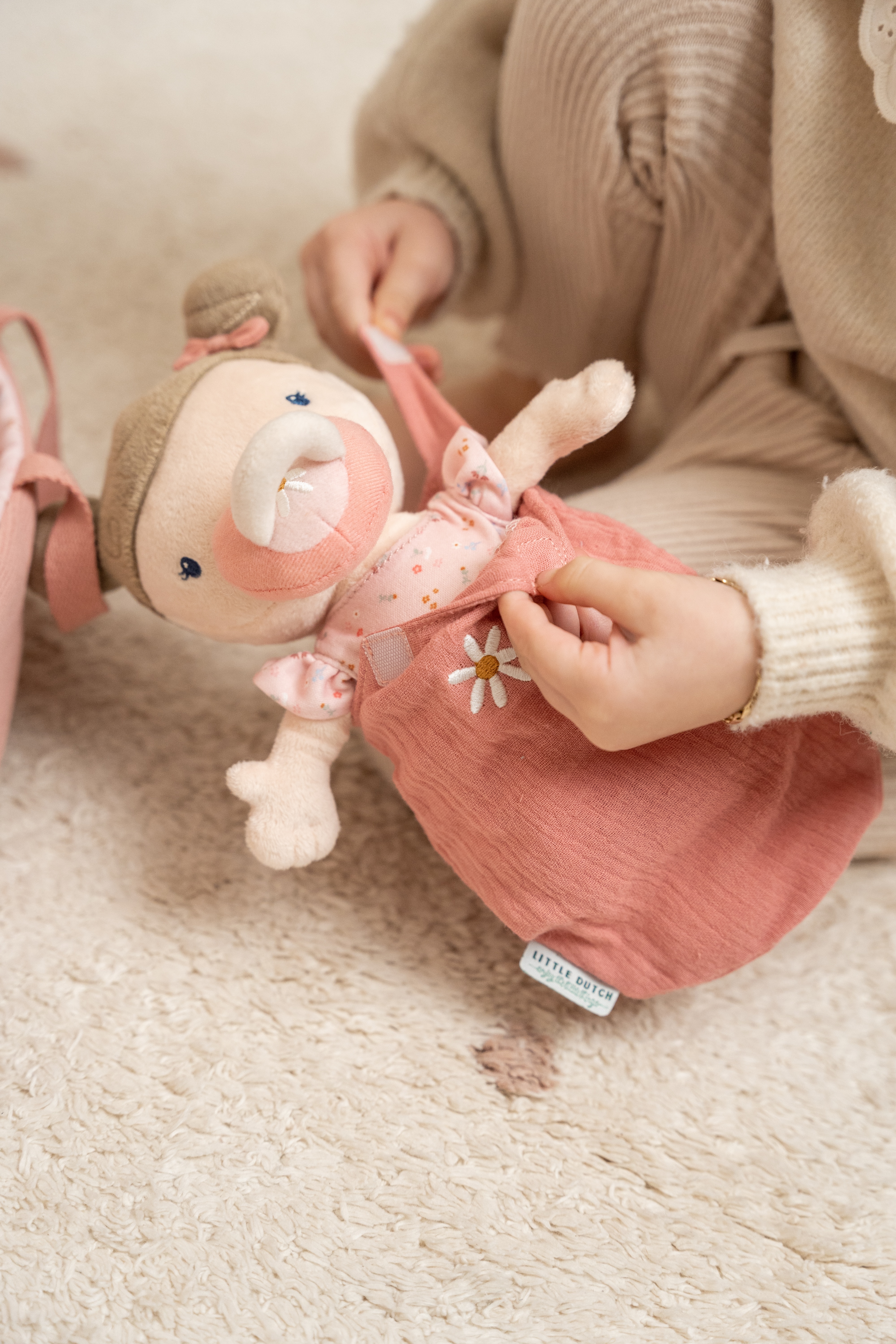 Muñeca bebé rosa Little Dutch 8