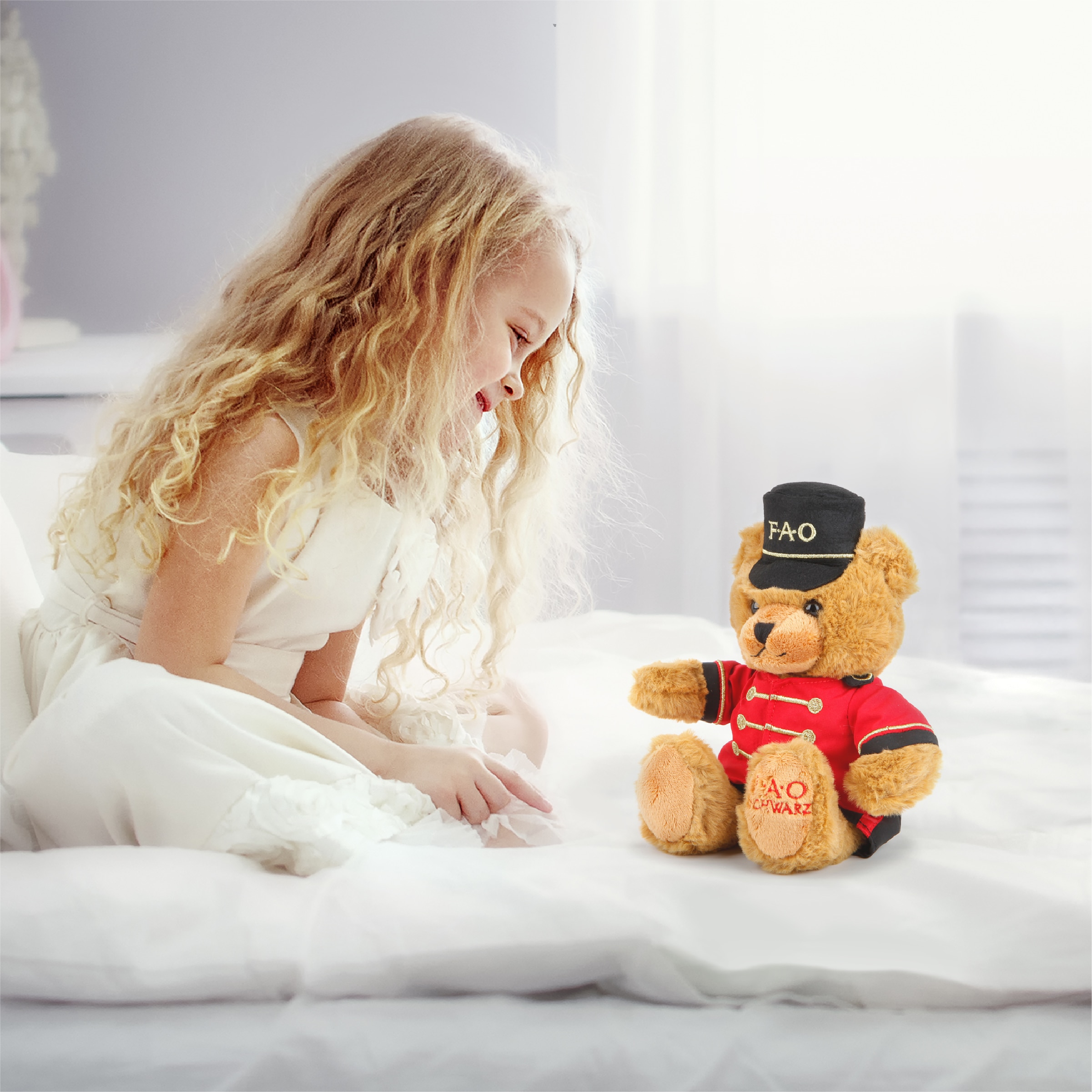 Oso de peluche con uniforme F.A.O. Schwarz 2