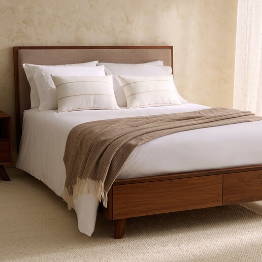 Cama doble de madera de nogal con cabecero tapizado Antón Room - El Corte Inglés