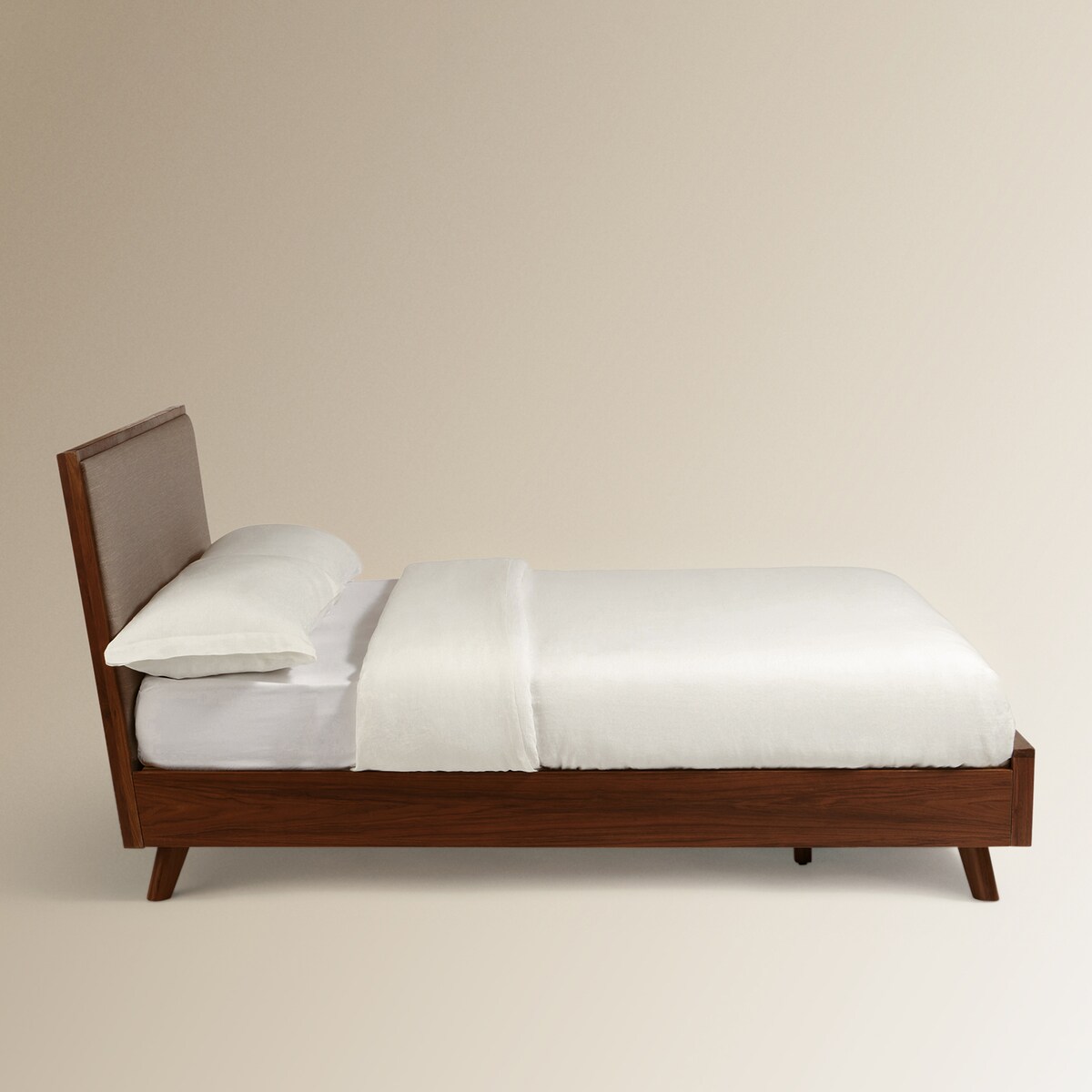 Cama doble de madera de nogal con cabecero tapizado Antón Room - El Corte Inglés · El Corte Inglés - Room · El Corte Inglés