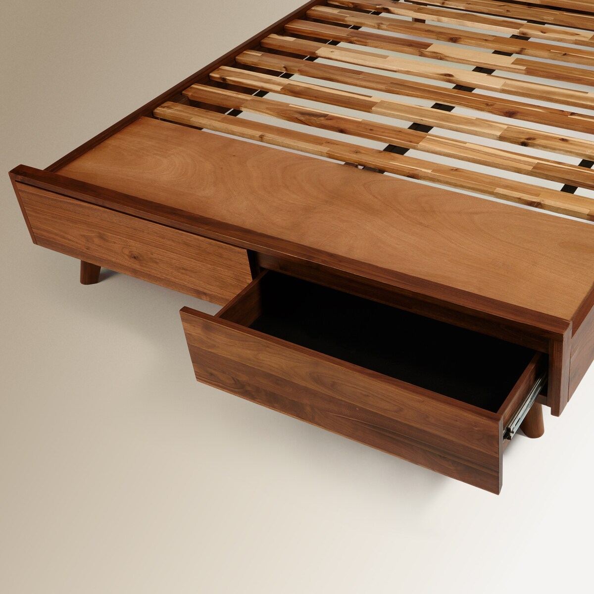 Cama doble de madera de nogal con cabecero tapizado Antón Room - El Corte Inglés · El Corte Inglés - Room · El Corte Inglés