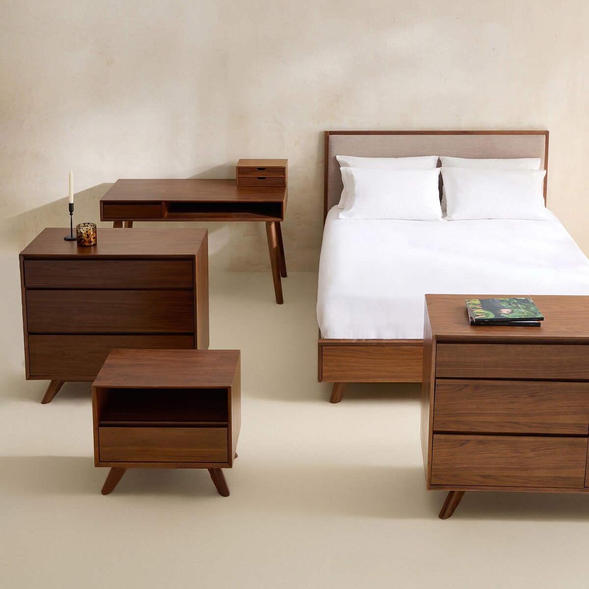 Cama doble de madera de nogal con cabecero tapizado Antón Room - El Corte Inglés · El Corte Inglés - Room · El Corte Inglés